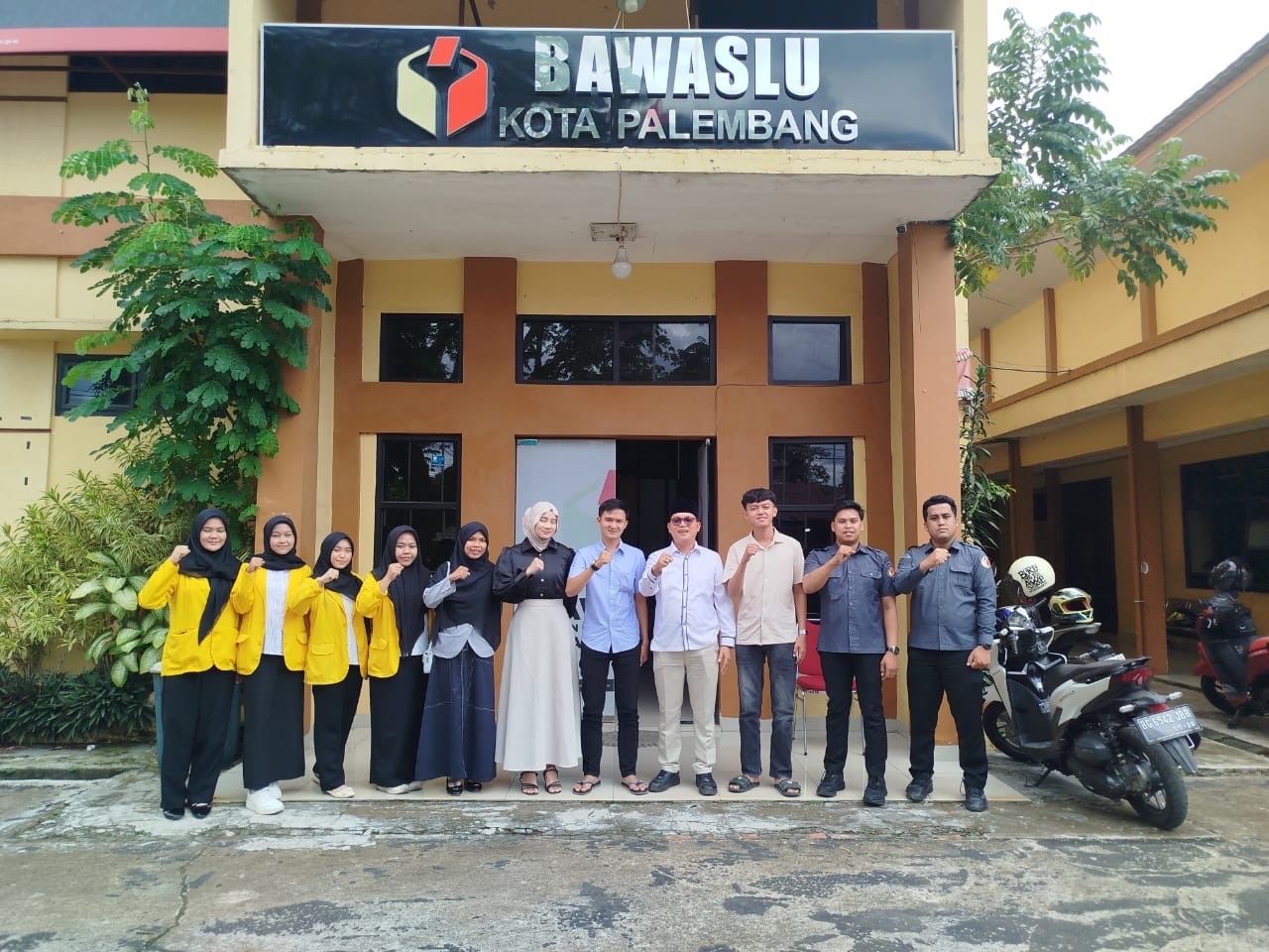 Koordinator Divisi P2H Bawaslu Kota Palembang, Muslim, bersama mahasiswa magang STIA Bala Putra Dewa berfoto bersama di Kantor Bawaslu Kota Palembang, Senin (6/4/2026).