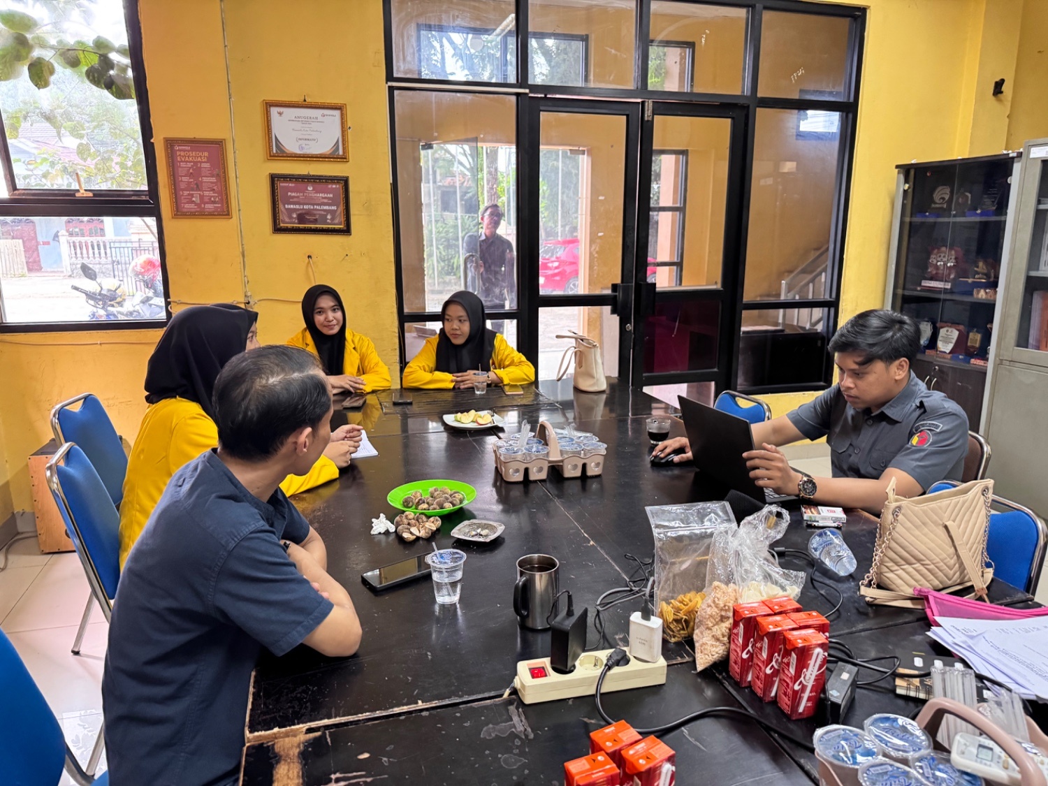 Koordinator Divisi HPS Bawaslu Kota Palembang, M. Hasbi, memimpin diskusi penguatan hukum kepemiluan bersama mahasiswa magang dan jajaran sekretariat di Kantor Bawaslu Kota Palembang, Selasa (07/04/2026).