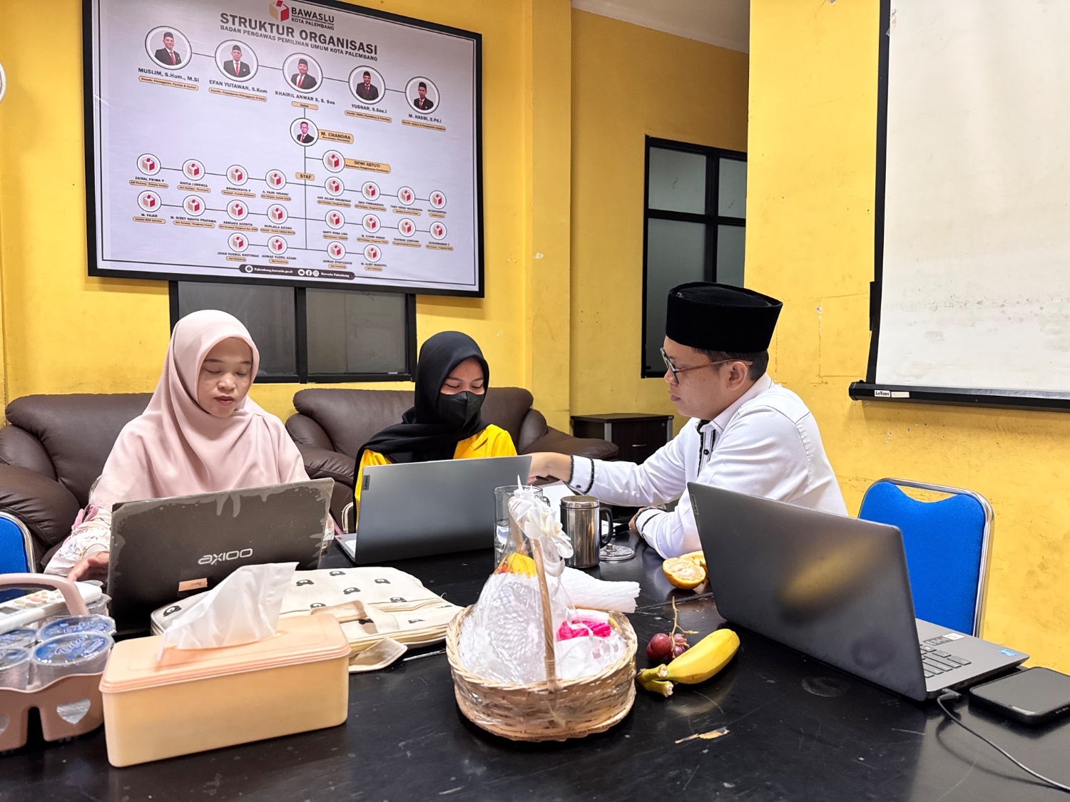 Koordinator Divisi P2H Bawaslu Kota Palembang, Muslim, memimpin penguatan internal strategi pencegahan berbasis database untuk pemetaan kerawanan di Kantor Bawaslu Kota Palembang, Selasa (07/04/2026).