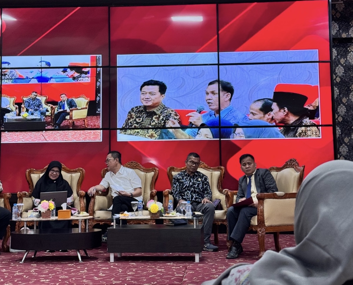 Ketua Bawaslu Kota Palembang, Khairil Anwar Simatupang, bersama Koordinator Divisi Hukum dan Penyelesaian Sengketa M. Hasbi menghadiri Seminar Nasional dan Penandatanganan Nota Kesepahaman serta Perjanjian Kerja Sama antara Dewan Kehormatan Penyelenggara Pemilu Republik Indonesia, Universitas Sriwijaya, dan Fakultas Hukum Universitas Sriwijaya di Prof. Amzulian Rifai Hall, FH Tower Lantai 8, Fakultas Hukum Universitas Sriwijaya Kampus Palembang, Selasa (21/4/2026).