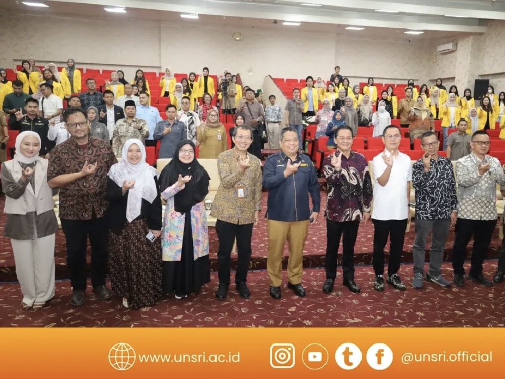 Ketua Bawaslu Kota Palembang, Khairil Anwar Simatupang, bersama Koordinator Divisi Hukum dan Penyelesaian Sengketa M. Hasbi menghadiri Seminar Nasional dan Penandatanganan Nota Kesepahaman serta Perjanjian Kerja Sama antara Dewan Kehormatan Penyelenggara Pemilu Republik Indonesia, Universitas Sriwijaya, dan Fakultas Hukum Universitas Sriwijaya di Prof. Amzulian Rifai Hall, FH Tower Lantai 8, Fakultas Hukum Universitas Sriwijaya Kampus Palembang, Selasa (21/4/2026).