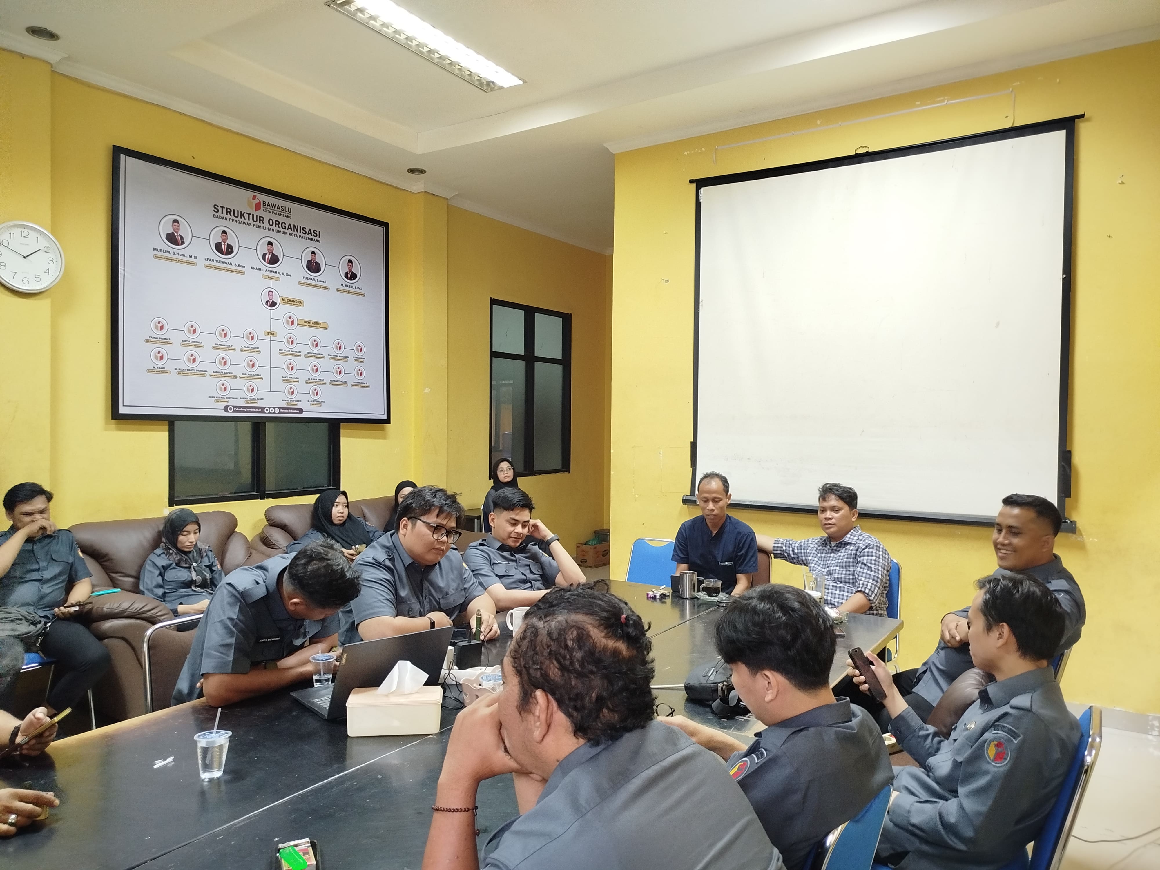 Pimpinan dan Jajaran Sekretariat Bawaslu Kota Palembang mengikuti rapat koordinasi persiapan Pendidikan Pengawas Partisipatif (P2P) Tahun 2026 di ruang rapat Kantor Bawaslu Kota Palembang, Senin (8/6/2026). (Foto: Humas Bawaslu Kota Palembang)