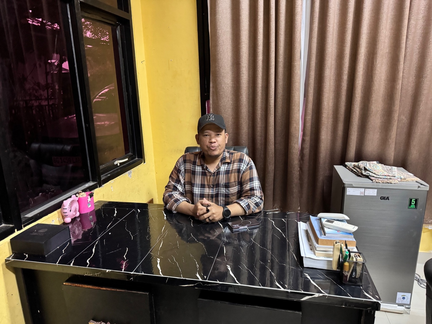 Ketua Bawaslu Kota Palembang Khairil Anwar Simatupang di ruang kerjanya, Kantor Bawaslu Kota Palembang. (Foto: Humas Bawaslu Kota Palembang)
