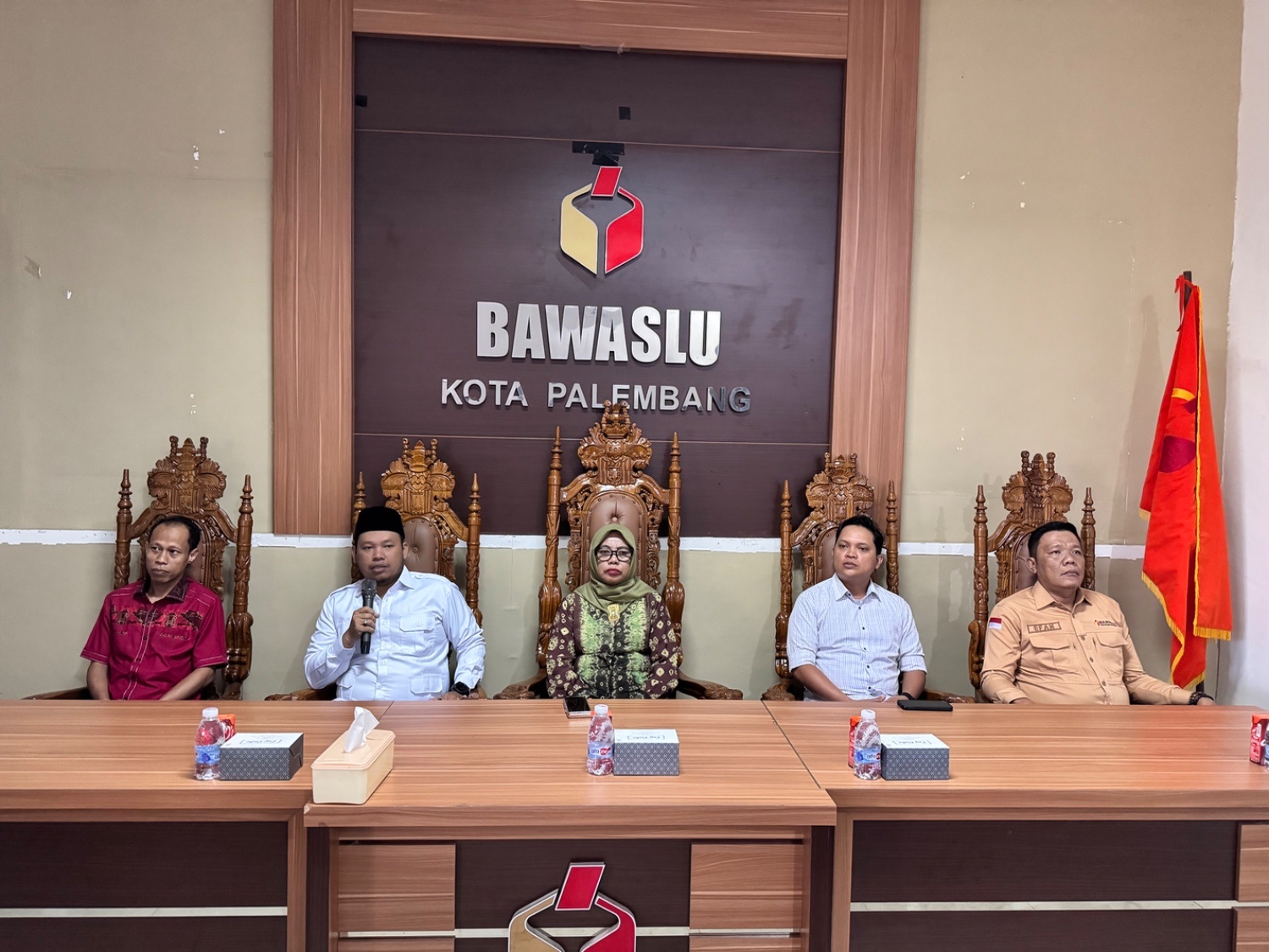 Ketua Bawaslu Kota Palembang Khairil Anwar Simatupang dan jajaran sekretariat menghadiri pembukaan Pendidikan Pengawas Partisipatif Tahun 2026 di Kantor Sekretariat Bawaslu Kota Palembang, Kamis (18/6/2026). (Foto: Humas Bawaslu Kota Palembang)