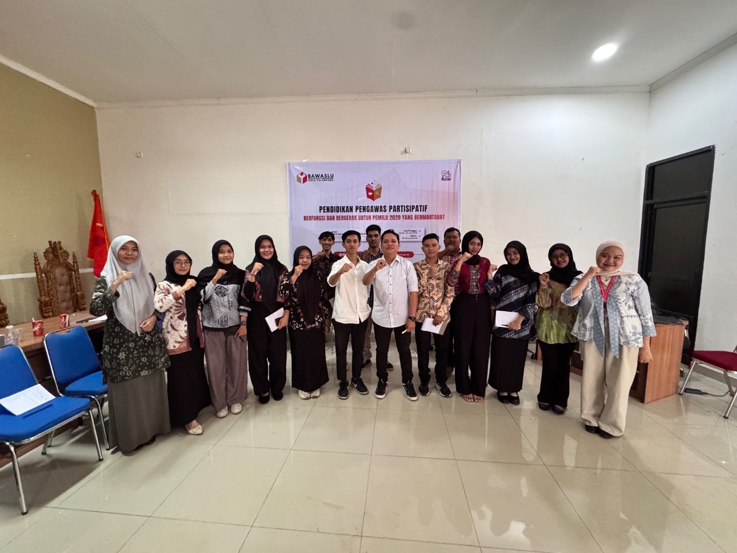 Suasana foto bersama dengan Koordinator Divisi Pencegahan, Partisipasi Masyarakat, dan Humas Bawaslu Kota Palembang Muslim pasca menyampaikan materi pada Pendidikan Pengawas Partisipatif Tahun 2026 di Kantor Sekretariat Bawaslu Kota Palembang, Kamis (18/6/2026). (Foto: Humas Bawaslu Kota Palembang)