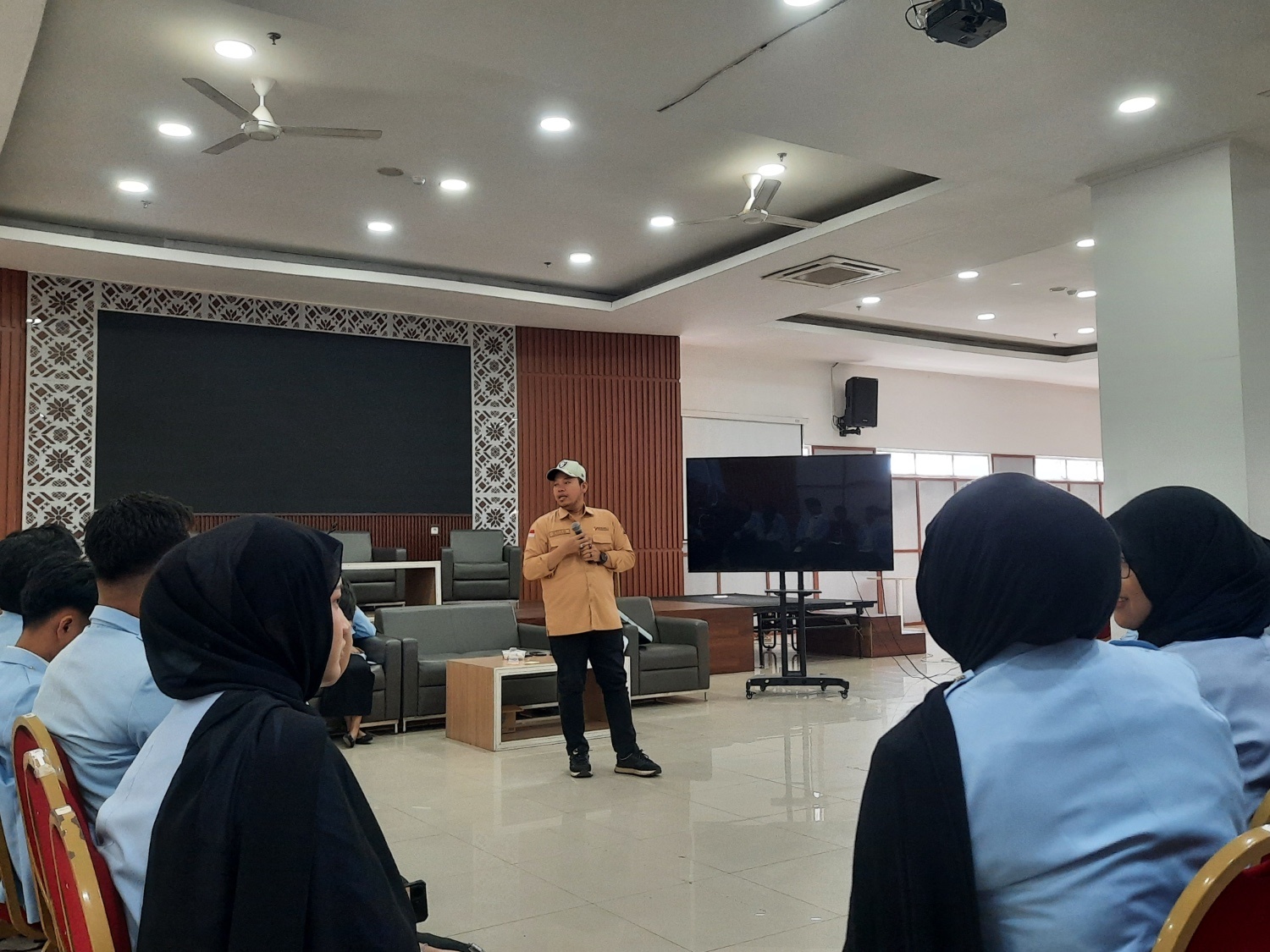 Ketua Bawaslu Kota Palembang Khairil Anwar Simatupang menegaskan komitmen keterbukaan informasi publik lembaga di salah satu momen di hadapan mahasiswa UIN Raden Fatah, di Kota Palembang tahun 2026 (Foto: Humas Bawaslu Kota Palembang)