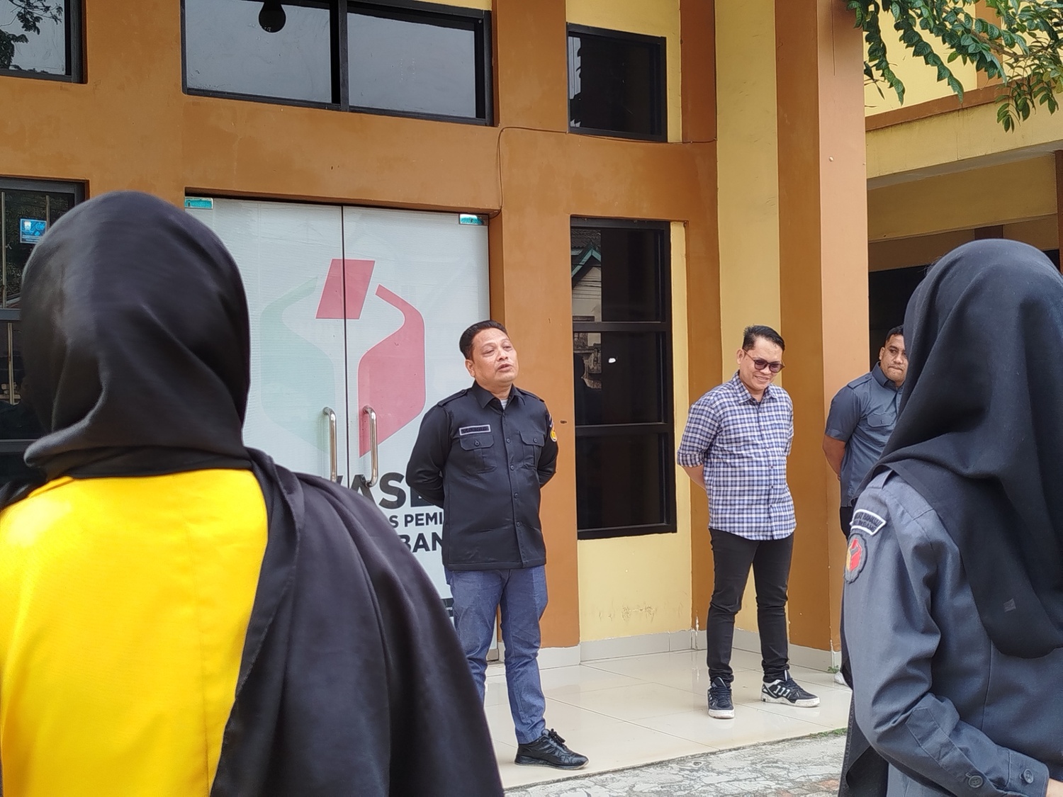 Koordinator Divisi Sumber Daya Manusia, Organisasi, Pendidikan dan Pelatihan (SDM-OD) Bawaslu Kota Palembang, Yusnar, menyampaikan arahan saat memimpin apel pagi di halaman Kantor Bawaslu Kota Palembang, Senin (27/07/2026). Dalam arahannya, Yusnar menekankan penguatan budaya kerja, peningkatan kapasitas aparatur, dan kesiapan organisasi dalam mendukung agenda penguatan kelembagaan Bawaslu. (Foto: Humas Bawaslu Kota Palembang).