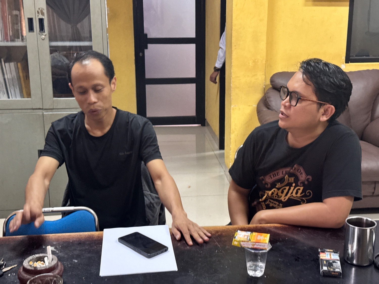 Koordinator Divisi Hukum dan Penyelesaian Sengketa Bawaslu Kota Palembang M. Hasbi bersama Koordinator Divisi P2H Muslim mengajak mahasiswa mengikuti Kompetisi Debat Penegakan Hukum Pemilu VI Tahun 2026 yang digelar Bawaslu RI. (Foto: Humas Bawaslu Kota Palembang)