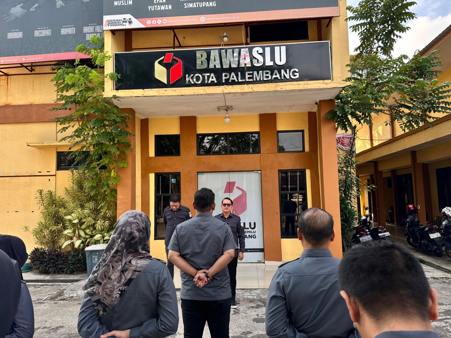 Koordinator Divisi Pencegahan, Partisipasi Masyarakat, dan Humas Bawaslu Kota Palembang Muslim menjadi pembina apel di halaman Kantor Bawaslu Kota Palembang, Senin (6/7/2026). (Foto: Humas Bawaslu Kota Palembang)