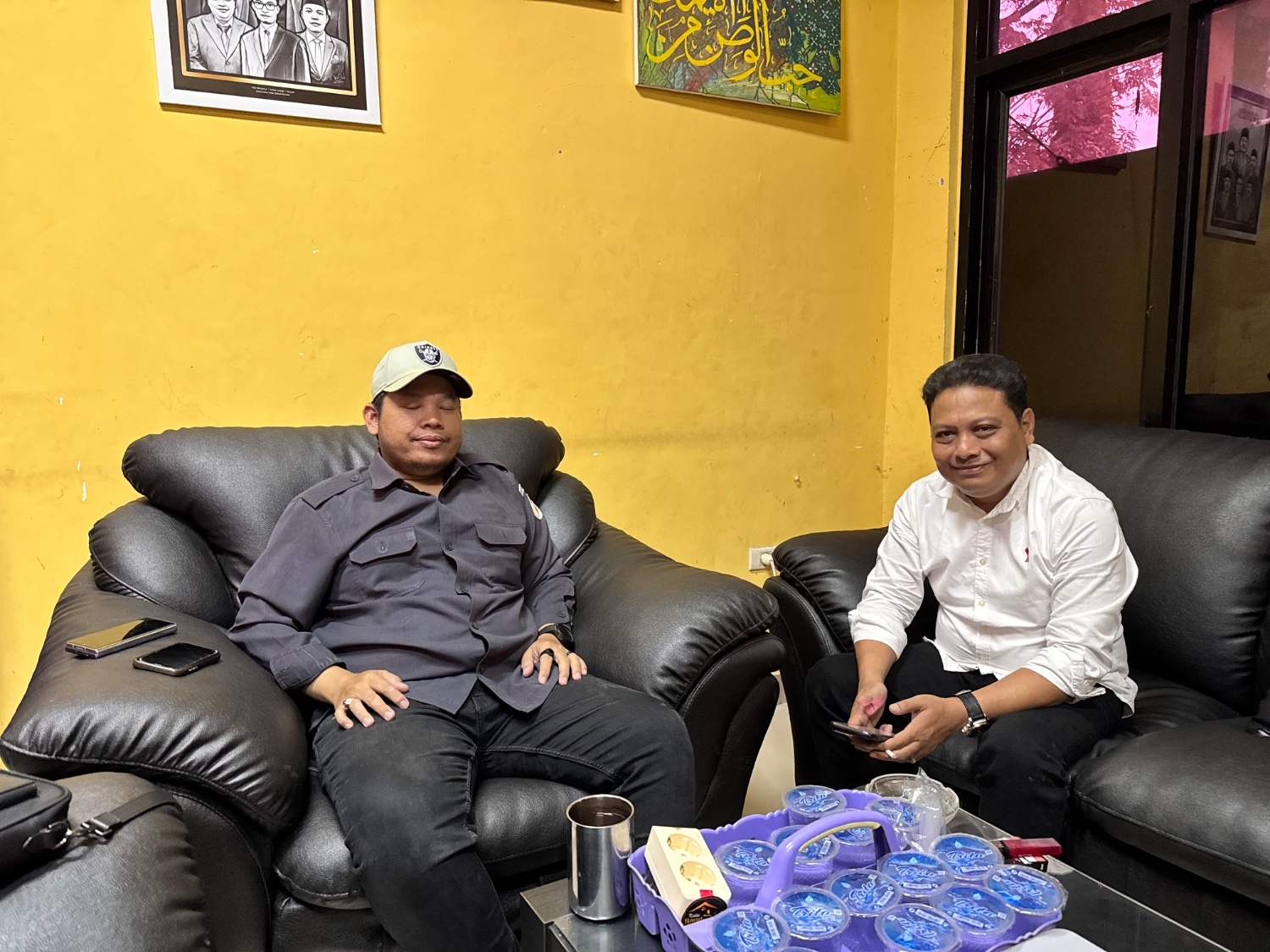 Ketua Bawaslu Kota Palembang Khairil Anwar Simatupang berdiskusi dengan Koordinator Divisi SDM, Organisasi, dan Diklat Yusnar tentang penguatan budaya integritas di ruang kerja Ketua, Senin (6/7/2026). (Foto: Humas Bawaslu Kota Palembang)
