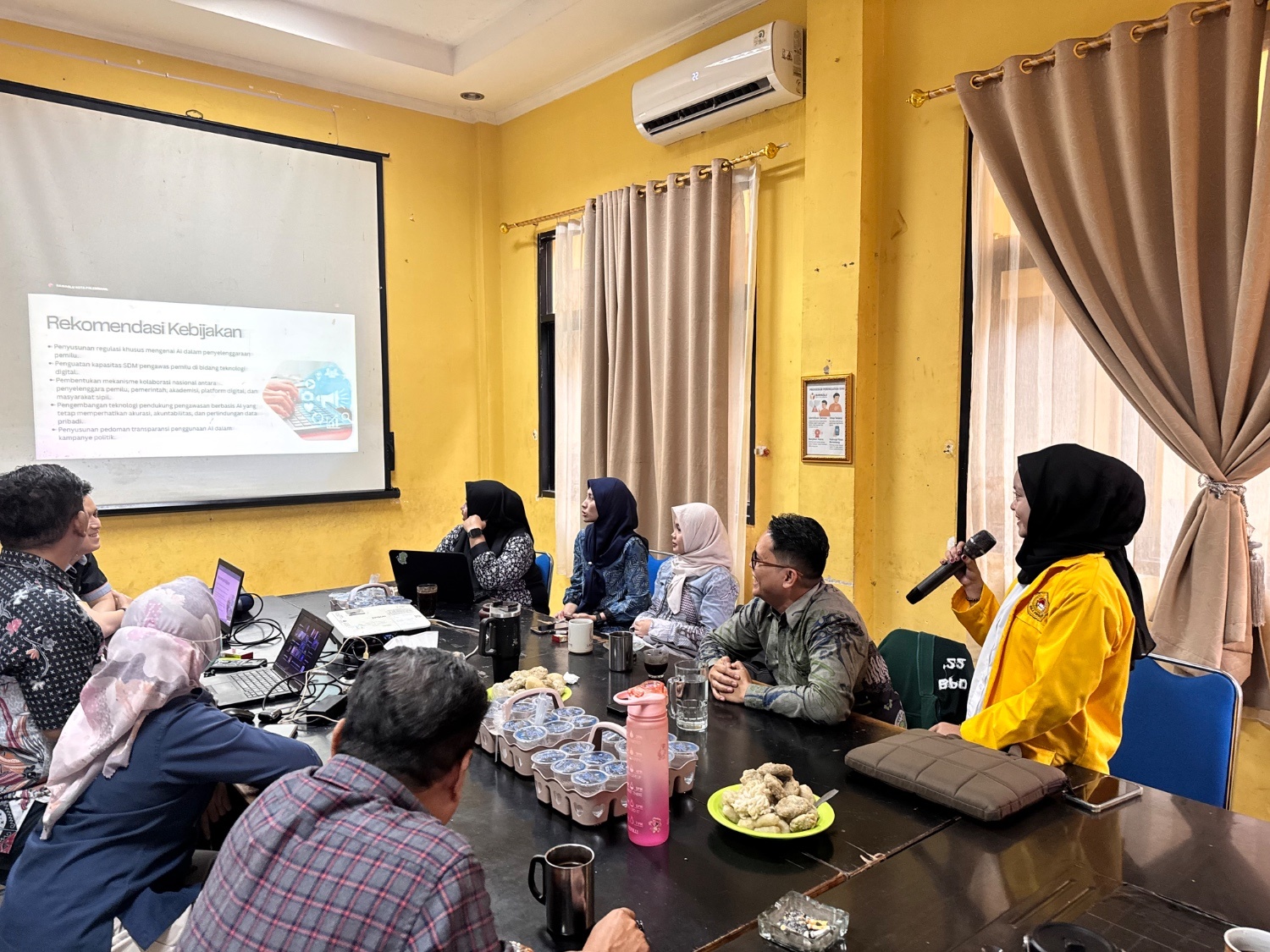 Koordinator Divisi P2H Bawaslu Kota Palembang Muslim bersama Koordinator Divisi SDM, Organisasi, dan Diklat Yusnar dalam kajian tantangan pengawasan kampanye digital berbasis AI menjelang Pemilu 2029 yang dihadiri mahasiswa tengah mengikuti program magang dan penelitian, di Ruang Rapat Utama Kantor Bawaslu Kota Palembang, Kamis (9/7/2026). (Foto: Humas Bawaslu Kota Palembang)