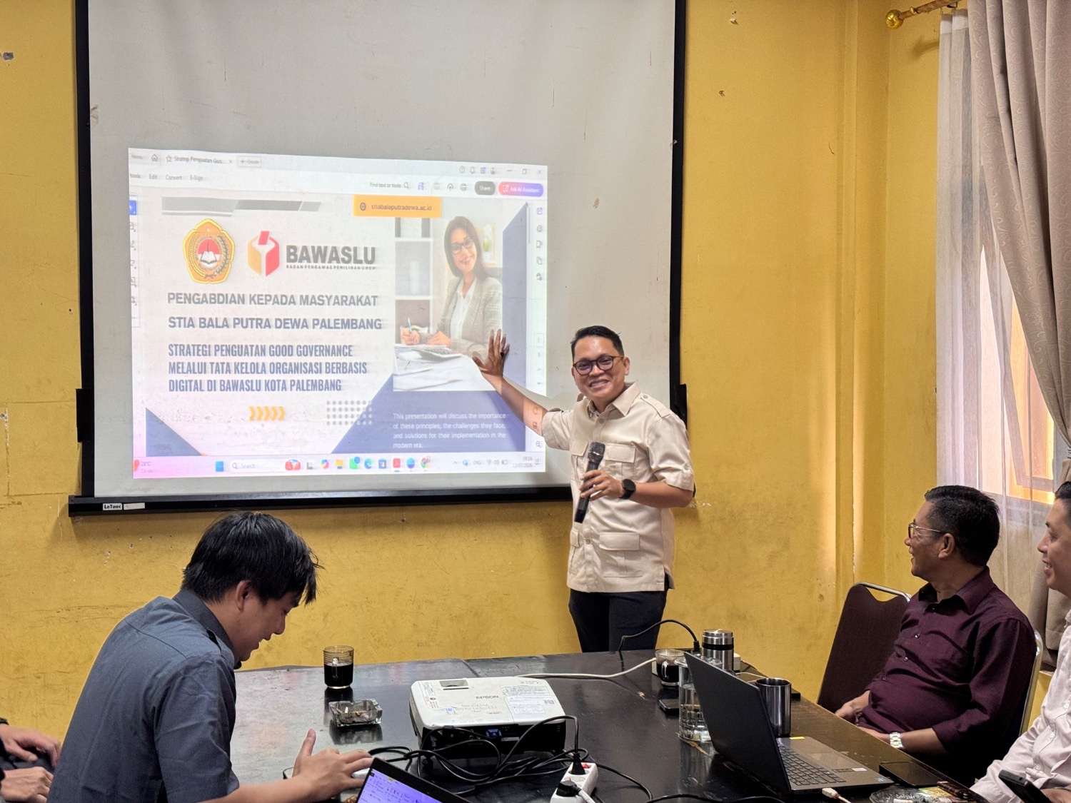 Koordinator Divisi P2H Bawaslu Kota Palembang Muslim menerima kegiatan Pengabdian kepada Masyarakat STIA Bala Putra Dewa Palembang bertema penguatan good governance melalui tata kelola organisasi berbasis digital, di Kantor Bawaslu Kota Palembang, Senin (13/7/2026). (Foto: Humas Bawaslu Kota Palembang)