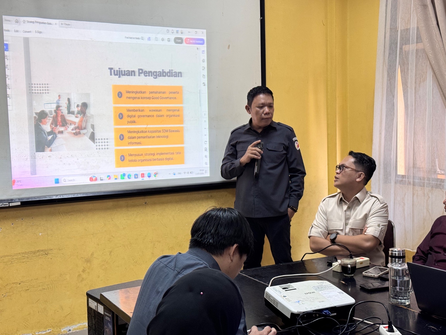 Koordinator Divisi PPDatin Bawaslu Kota Palembang Efan Yutawan dalam diskusi pimpinan dan staf mengenai kesiapan pengawasan digital, di Ruang Rapat Utama Kantor Bawaslu Kota Palembang, Rabu (15/7/2026). (Foto: Humas Bawaslu Kota Palembang)