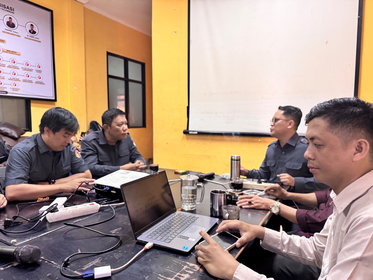 Koordinator Divisi PPDatin Bawaslu Kota Palembang Efan Yutawan bersama pengelola PPID membenahi kesiapan pelayanan informasi menyambut penilaian keterbukaan informasi publik dari Komisi Informasi Provinsi Sumatera Selatan, di Kantor Bawaslu Kota Palembang, Senin (13/7/2026). (Foto: Humas Bawaslu Kota Palembang)