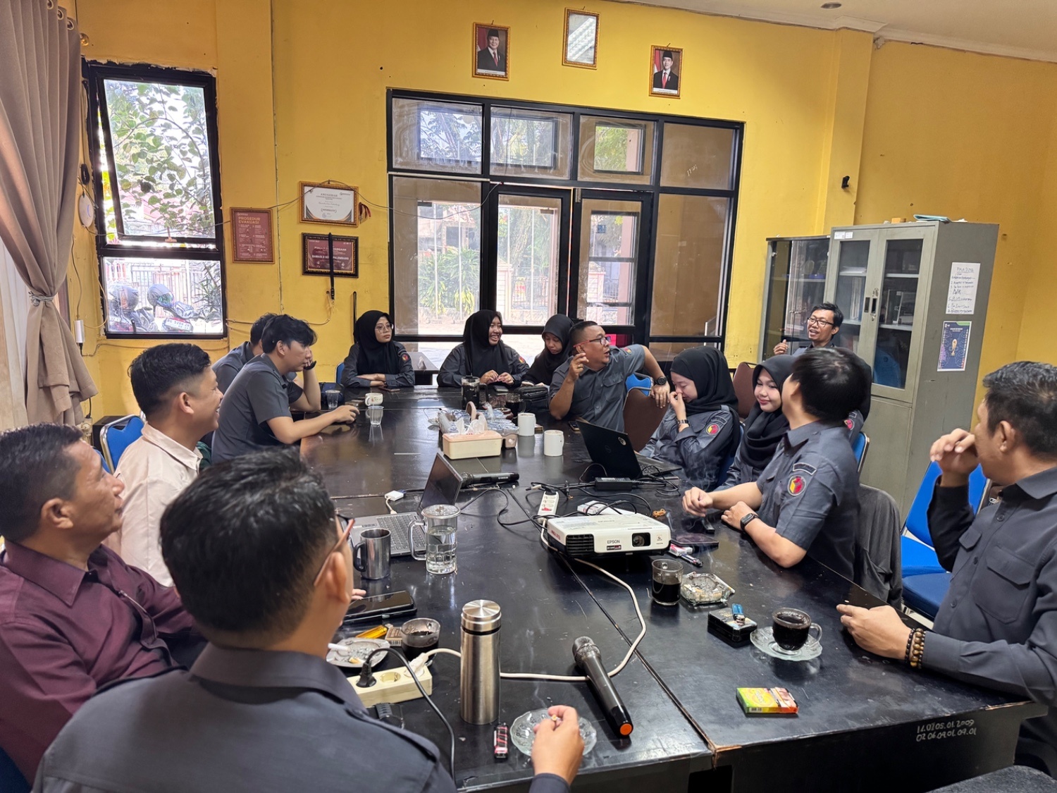 Suasana berlangsungnya diskusi pimpinan dan staf mengenai pendidikan pemilih dan literasi digital, di Ruang Rapat Utama Kantor Bawaslu Kota Palembang (Foto: Humas Bawaslu Kota Palembang)