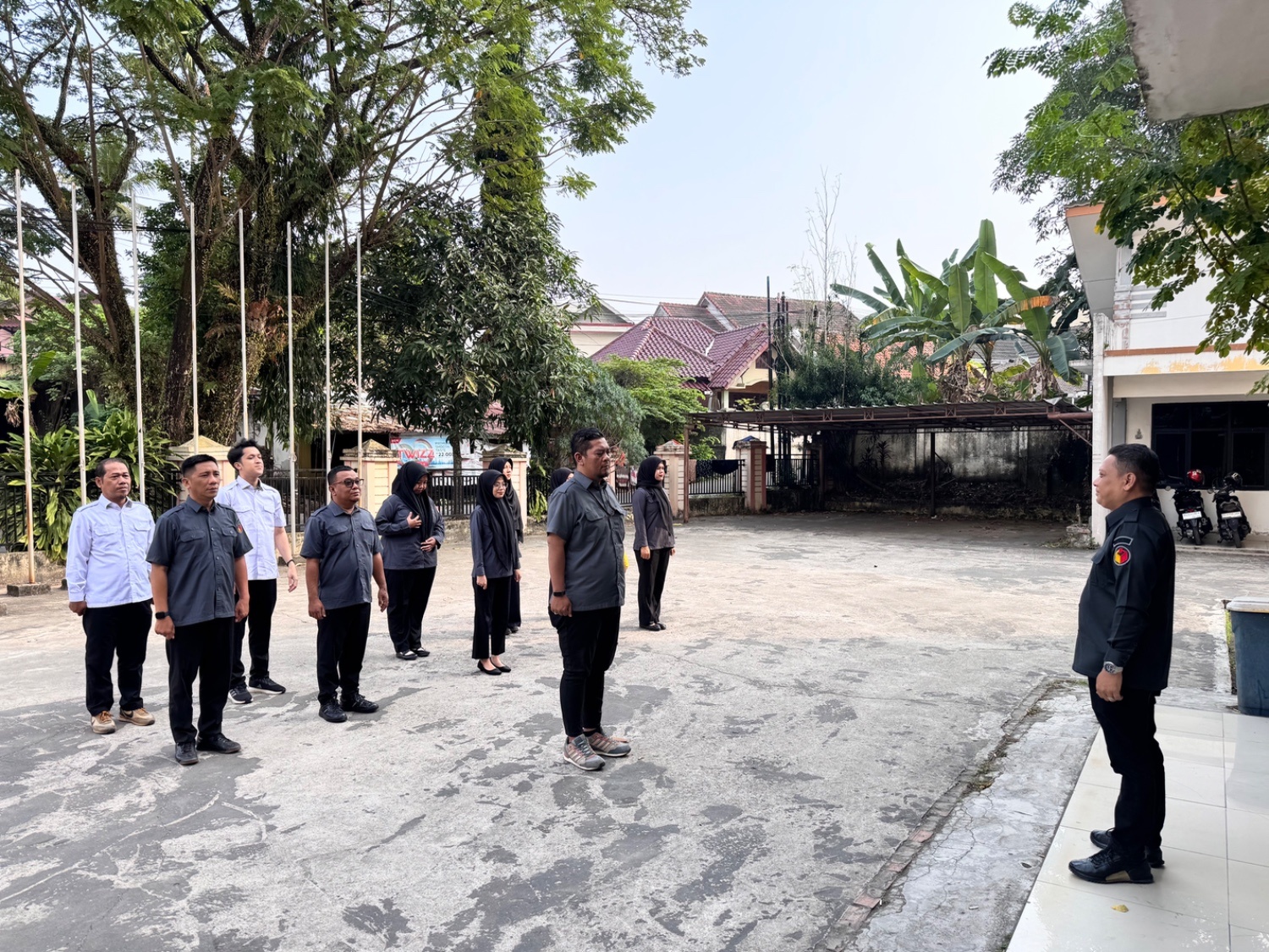Anggota Bawaslu Kota Palembang, Koordinator Divisi Sumber Daya Manusia, Organisasi, Pendidikan dan Pelatihan (SDMOD) Yusnar memimpin apel pagi di halaman Kantor Bawaslu Kota Palembang, Senin (20/07/2026). Apel menjadi momentum memperkuat disiplin dan kesiapan aparatur sebelum mengikuti pembukaan Orientasi PPPK Bawaslu se-Provinsi Sumatera Selatan secara daring. (Foto: Humas Bawaslu Kota Palembang)