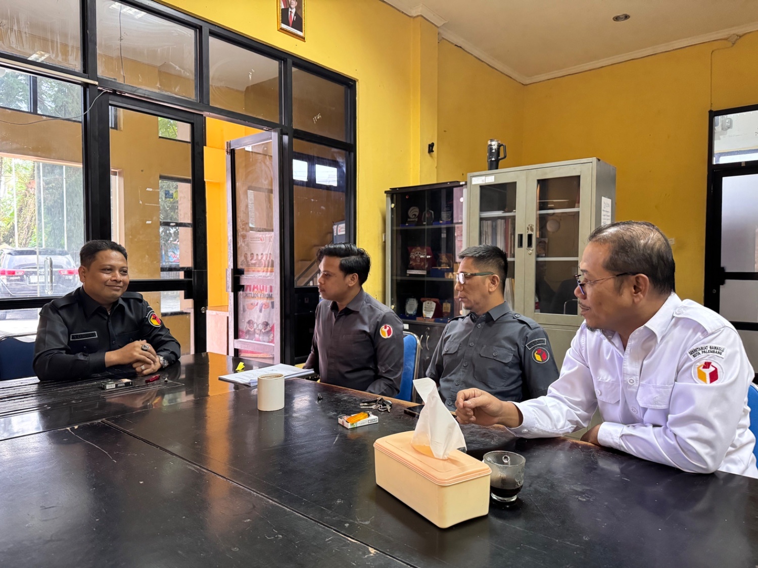 Anggota Bawaslu Kota Palembang Koordinator Divisi Sumber Daya Manusia, Organisasi, Pendidikan dan Pelatihan (SDMOD) Yusnar memberi arahan teknis sebelum mengikuti pembukaan Orientasi Pegawai Pemerintah dengan Perjanjian Kerja (PPPK) Bawaslu se-Provinsi Sumatera Selatan kepada PPPK Bawaslu Kota Palembang di ruang rapat utama Kantor Bawaslu Kota Palembang, Senin (20/07/2026). (Foto: Humas Bawaslu Kota Palembang)