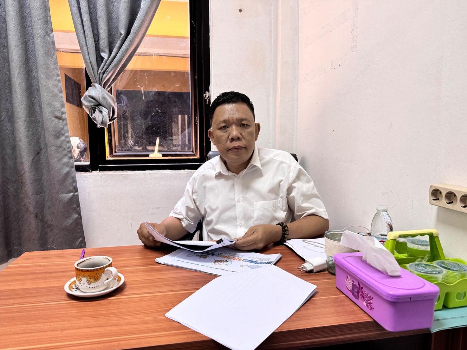 Koordinator Divisi Penanganan Pelanggaran, Data, dan Informasi Bawaslu Kota Palembang Efan Yutawan menjelaskan fungsi Formulir Model A sebagai dokumen resmi hasil pengawasan pemilu saat ditemui di Ruang Kerjanya pada Senin, (20/07/2026). (Foto: Humas Bawaslu Kota Palembang)