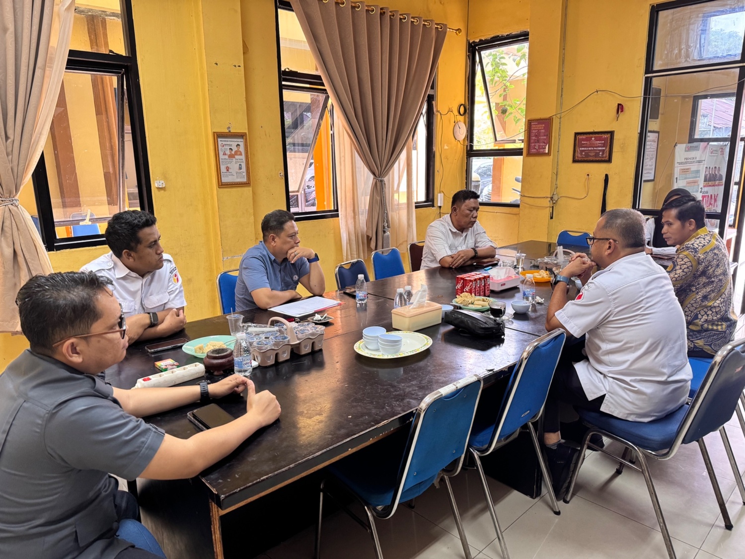 Kepala Sekretariat Bawaslu Provinsi Sumatera Selatan Anderson didampingi Kabag Administrasi Muslimin kunjungi dan melakukan pembinaan dan pengecekan kesiapan pembentukan Unit Kerja Mandiri (UKM) di Kantor Bawaslu Kota Palembang, Rabu (22/07/2026), yang diikuti jajaran pimpinan dan Sekretariat Bawaslu Kota Palembang. (Foto: Humas Bawaslu Kota Palembang).