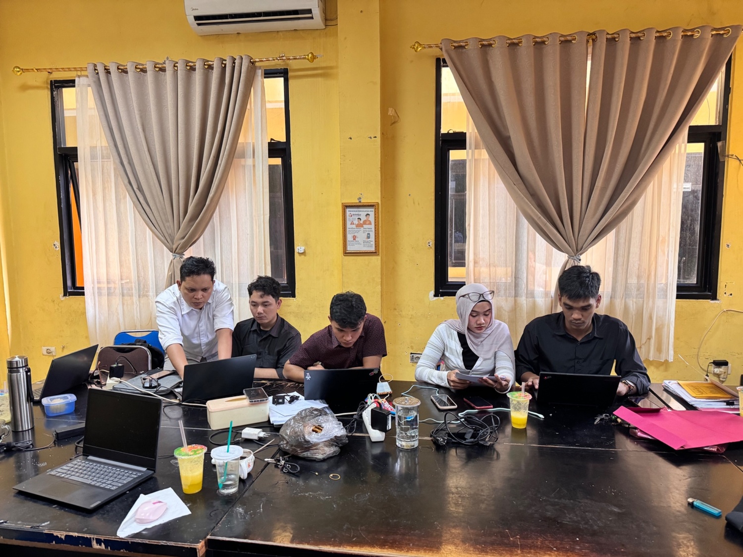 Koordinator Divisi Pencegahan, Partisipasi Masyarakat dan Hubungan Masyarakat (P2H) Bawaslu Kota Palembang, Muslim, memberikan pendampingan kepada mahasiswa Sekolah Tinggi Ilmu Administrasi (STIA) Bala Putra Dewa Palembang yang melaksanakan penelitian di Kantor Bawaslu Kota Palembang. Kegiatan tersebut menjadi bagian dari proses penguatan kajian akademik mengenai kelembagaan dan kepemiluan. (Foto: Humas Bawaslu Kota Palembang).