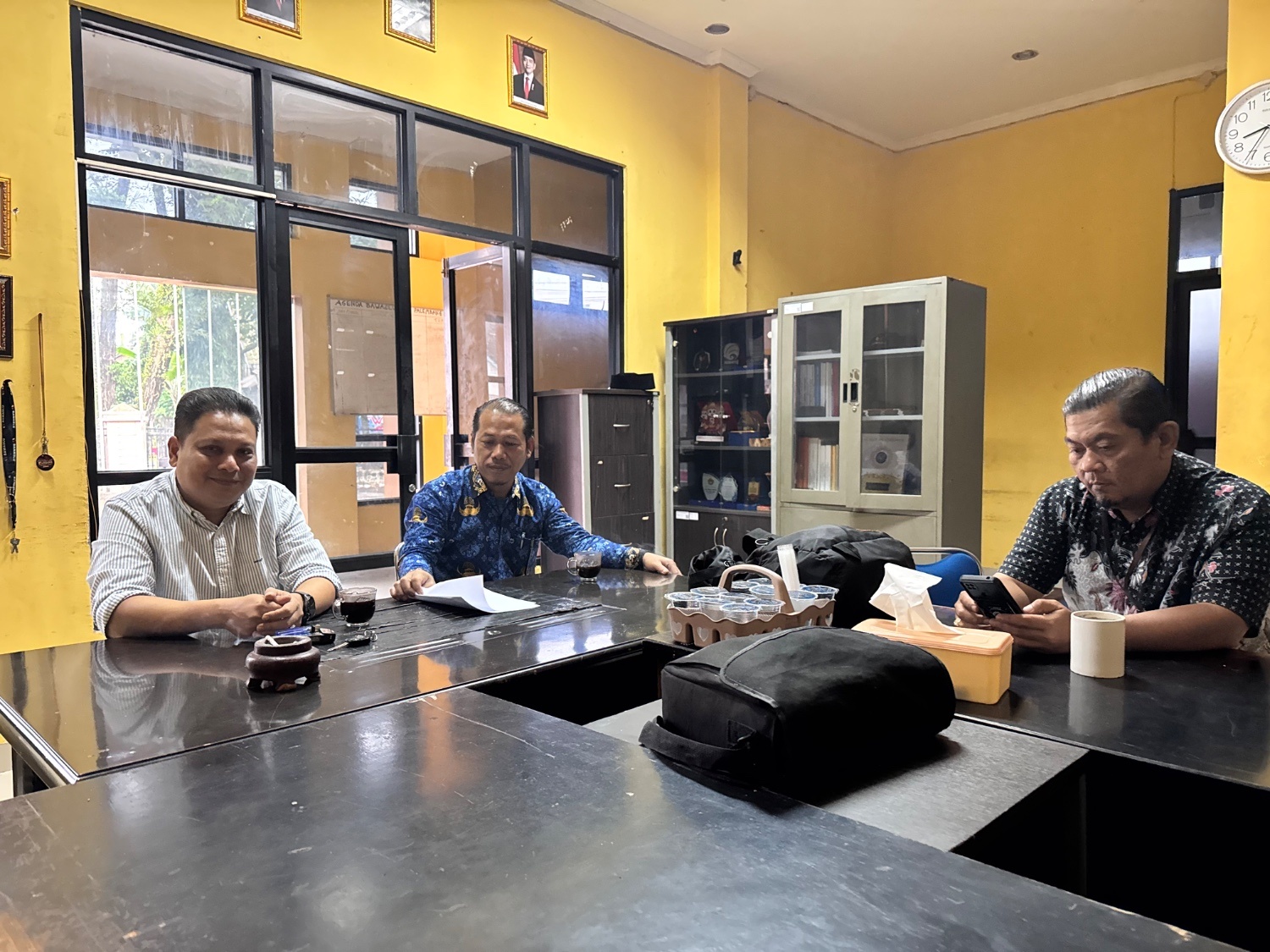 Koordinator Divisi SDM, Organisasi, dan Diklat Bawaslu Kota Palembang Yusnar dalam diskusi pimpinan dan staf mengenai penguatan kapasitas pengawas, di Ruang Rapat Utama Kantor Bawaslu Kota Palembang, Rabu (15/7/2026). (Foto: Humas Bawaslu Kota Palembang)