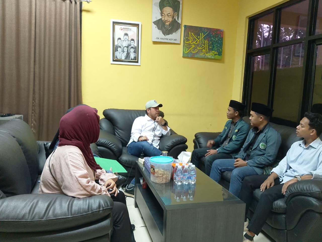 Ketua Bawaslu Kota Palembang Khairil Anwar Simatupang menerima audiensi pengurus Pimpinan Wilayah Ikatan Pelajar Nahdlatul Ulama (IPNU) dan Ikatan Pelajar Putri Nahdlatul Ulama (IPPNU) Sumatera Selatan di ruang rapat Kantor Bawaslu Kota Palembang, Senin (20/07/2026). (Foto: Humas Bawaslu Kota Palembang)