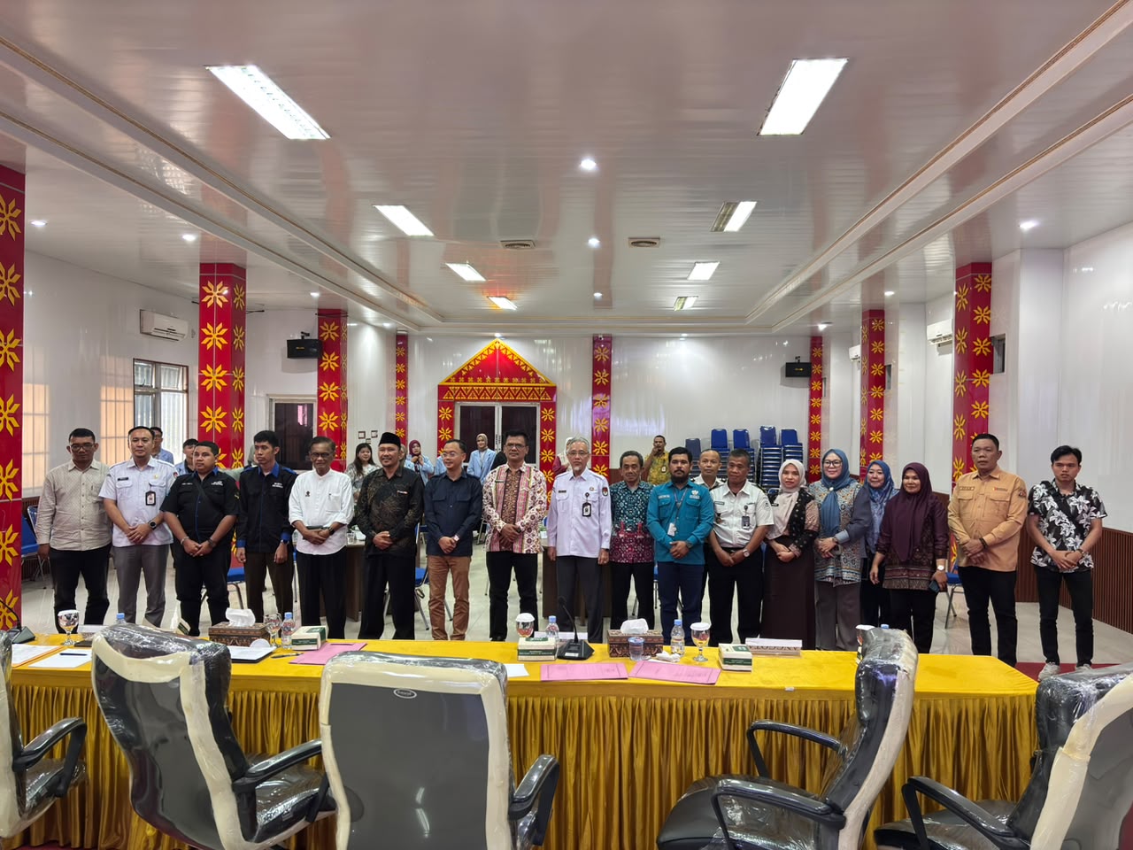 Ketua Bawaslu Kota Palembang Khairil Anwar Simatupang bersama Koordinator Divisi Penanganan Pelanggaran, Data dan Informasi (PPDatin) Efan Yutawan berfoto bersama jajaran penyelenggara pemilu, pejabat struktural dan fungsional Pemerintah Kota Palembang, serta perwakilan instansi, organisasi, dan perguruan tinggi usai mengikuti Forum Konsultasi Publik Pemutakhiran Data Pemilih Berkelanjutan (PDPB) yang diselenggarakan KPU Kota Palembang di Aula Demokrasi KPU Kota Palembang, Kamis (23/07/2026).