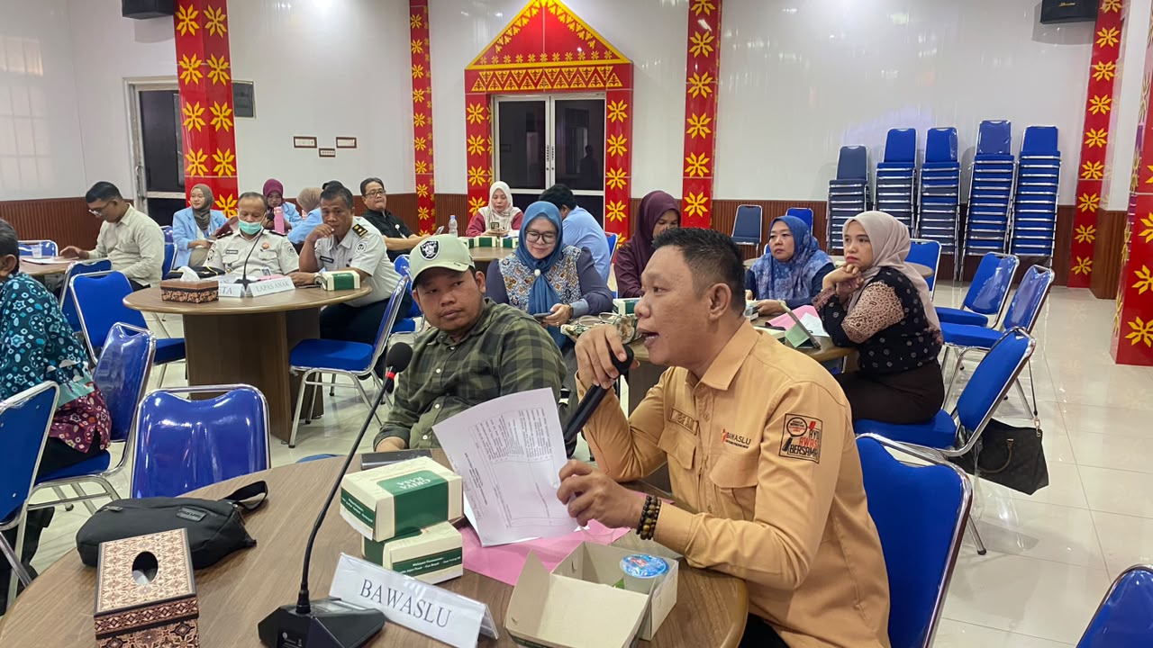 Ketua Bawaslu Kota Palembang Khairil Anwar Simatupang bersama Koordinator Divisi Penanganan Pelanggaran, Data dan Informasi (PPDatin) Efan Yutawan menghadiri Forum Konsultasi Publik (FKP) Pemutakhiran Data Pemilih Berkelanjutan (PDPB) yang diselenggarakan KPU Kota Palembang di Aula Demokrasi KPU Kota Palembang, Kamis (23/07/2026). Dalam forum tersebut, Efan menyampaikan pandangan Bawaslu Kota Palembang mengenai tantangan pemutakhiran data pemilih berkelanjutan. (Foto: Humas Bawaslu Kota Palembang).