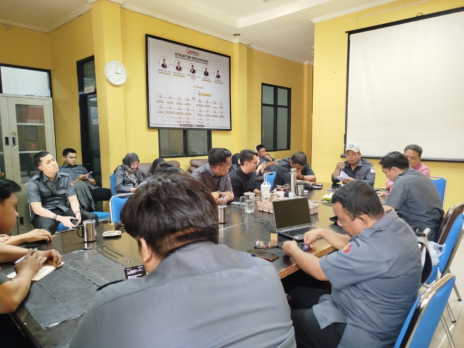 Jajaran Bawaslu Kota Palembang menggelar rapat internal untuk mematangkan persiapan Bawaslu Membelajarkan Volume 2 Tahun 2026 di Kantor Bawaslu Kota Palembang, Senin (10/8/2026). Foto: Humas Bawaslu Kota Palembang.