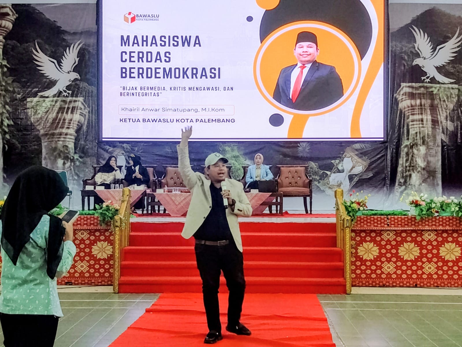 Ketua Bawaslu Kota Palembang Khairil Anwar Simatupang menyampaikan materi tentang literasi demokrasi dan pengawasan partisipatif kepada mahasiswa dalam PBAK Mahakarsa Fakultas Dakwah dan Komunikasi 2026 di Gedung Academic Center, UIN Raden Fatah Palembang, Senin (31/8/2026). Foto: Humas Bawaslu Kota Palembang.