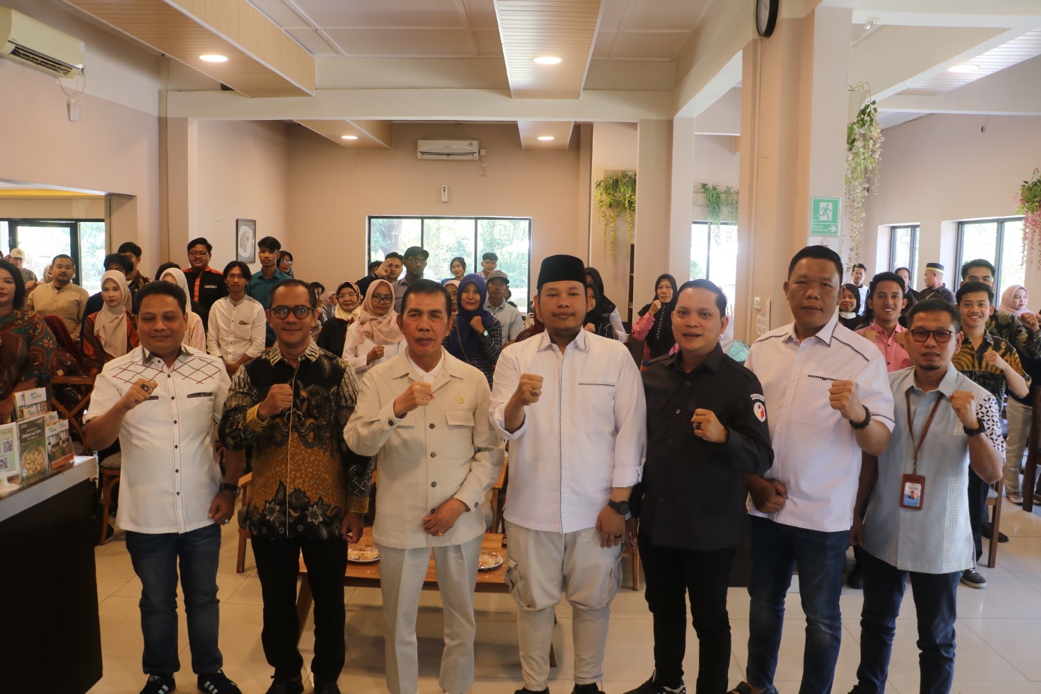 Anggota Komisi II DPR RI Ishak Mekki bersama jajaran Bawaslu Provinsi Sumatera Selatan, pimpinan Bawaslu Kota Palembang, dan peserta kegiatan penguatan pengawasan partisipatif di Kota Palembang. Foto: Humas Bawaslu Kota Palembang.