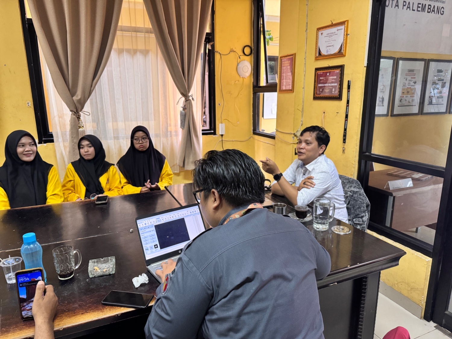 Koordinator Divisi P2H Bawaslu Kota Palembang Muslim berdialog dengan mahasiswa dalam salah satu agenda kelembagaan. Ruang dialog bersama generasi muda menjadi bagian penting dalam memperluas literasi demokrasi dan partisipasi masyarakat. Foto arsip Humas Bawaslu Kota Palembang.