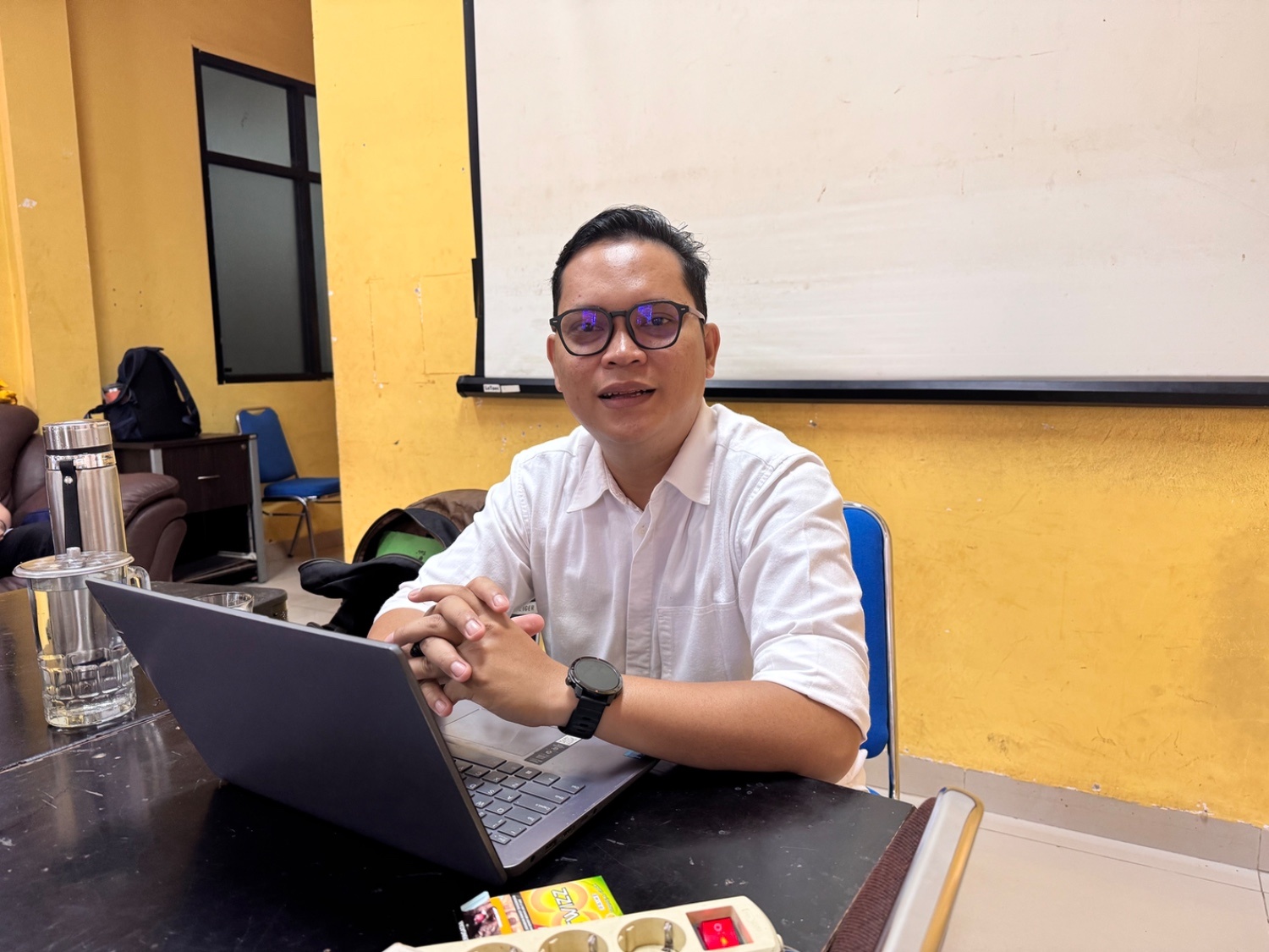 Koordinator Divisi Pencegahan, Partisipasi Masyarakat, dan Humas Bawaslu Kota Palembang, Muslim, menyampaikan pandangannya mengenai penguatan pengawasan partisipatif di Ruang Rapat Utama Kantor Bawaslu Kota Palembang, Selasa (11/8/2026). Foto: Humas Bawaslu Kota Palembang.