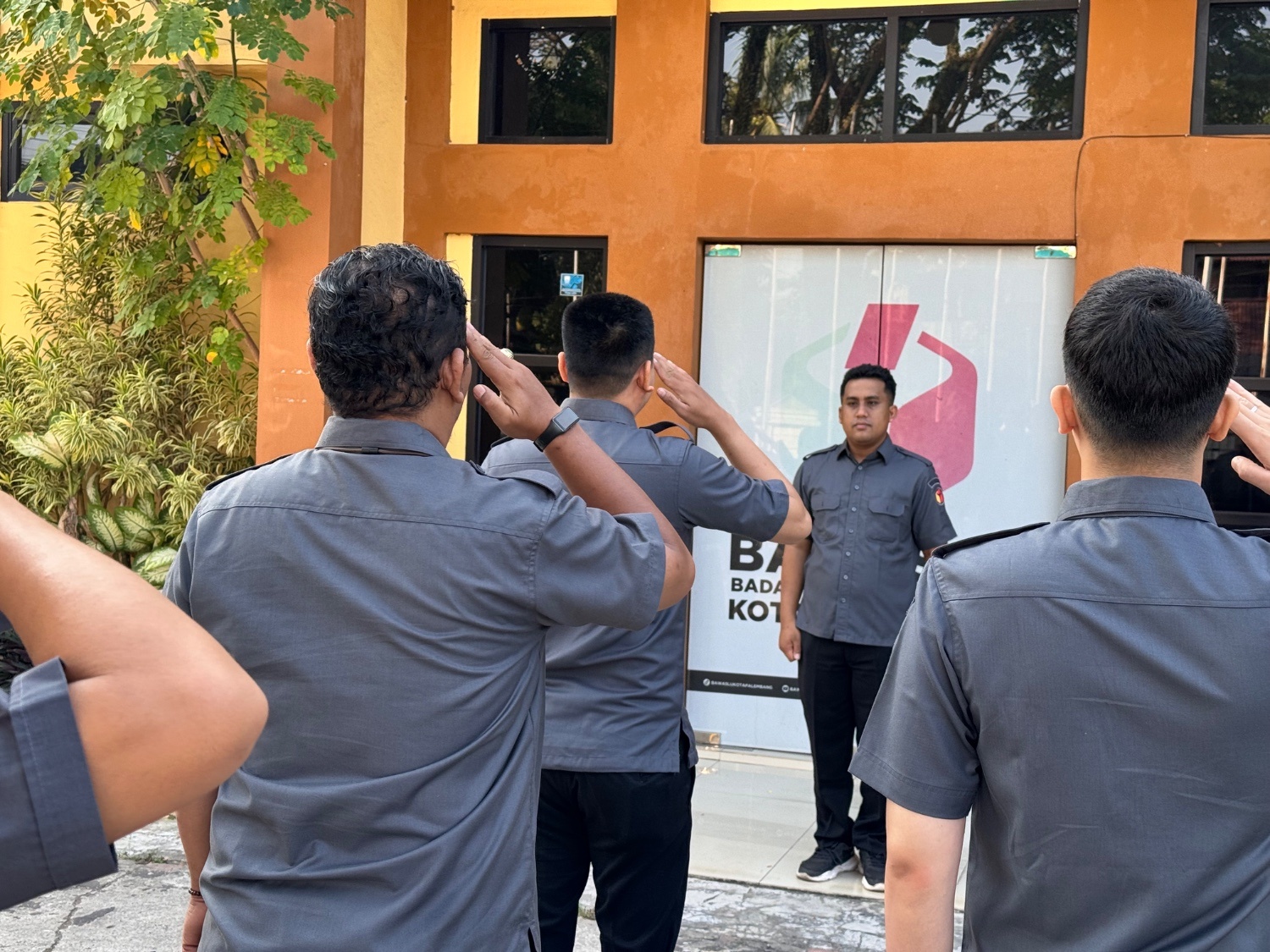 Koordinator Sekretariat Bawaslu Kota Palembang M. Fajar bertindak sebagai pembina apel dalam konsolidasi kesiapan jajaran mengawali agenda kelembagaan Agustus 2026. Foto: Humas Bawaslu Kota Palembang.