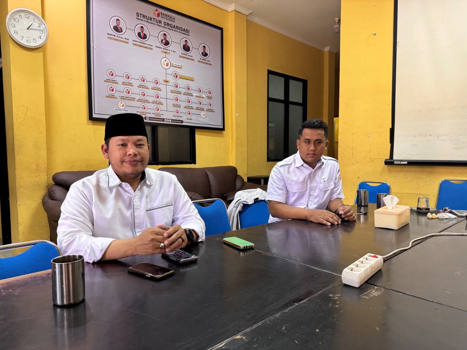 Ketua Bawaslu Kota Palembang Khairil Anwar Simatupang bersama Koordinator Sekretariat M. Fajar mengikuti secara daring Sosialisasi Model Evaluasi dan Pengumpulan Data Pendukung Evaluasi IKP 2024 dari Kantor Bawaslu Kota Palembang. Foto: Humas Bawaslu Kota Palembang.