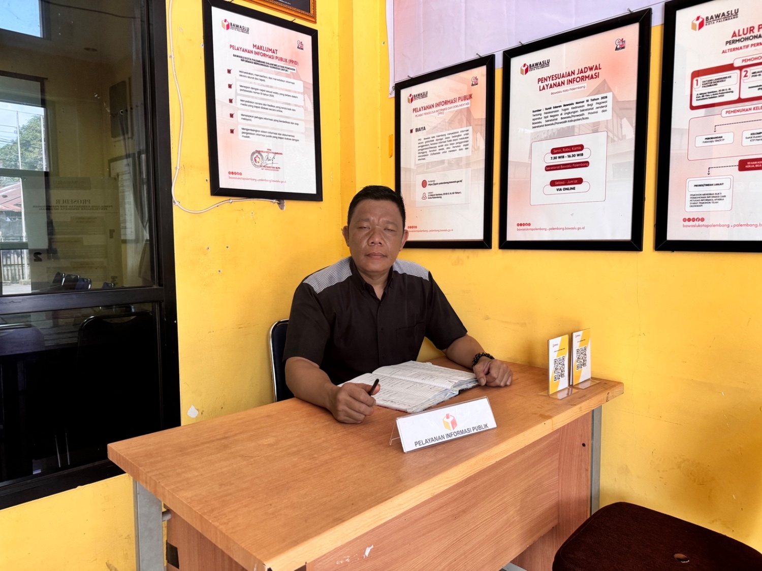 Koordinator Divisi Penanganan Pelanggaran, Data dan Informasi Bawaslu Kota Palembang, Efan Yutawan, di ruang Pelayanan Informasi Publik Bawaslu Kota Palembang, Senin (10/8/2026). Efan mengajak masyarakat melakukan pengecekan mandiri terhadap status data pemilih sebagai langkah awal menjaga hak pilih. Foto: Humas Bawaslu Kota Palembang.