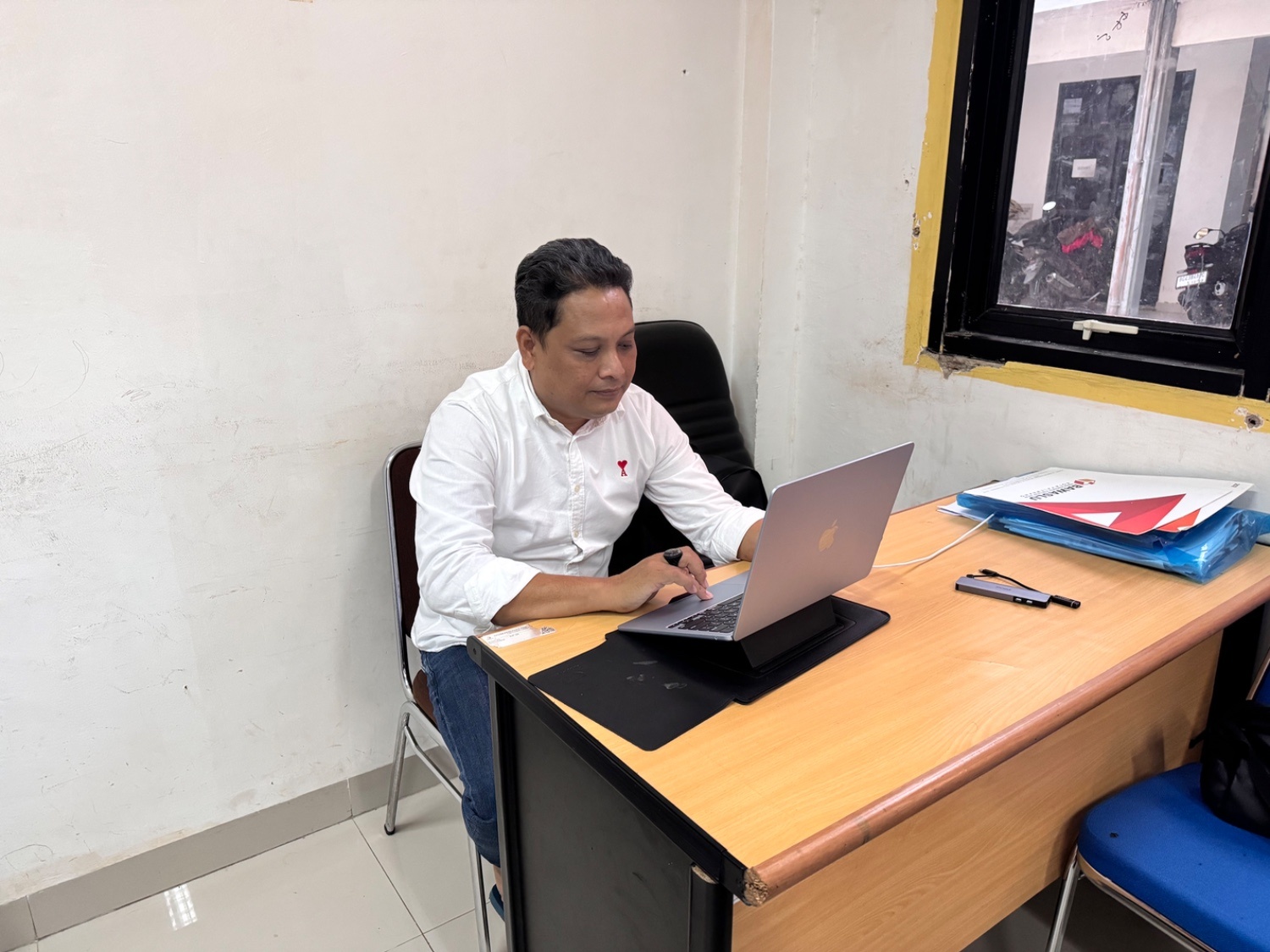 Koordinator Divisi SDM, Organisasi dan Diklat Bawaslu Kota Palembang, Yusnar, menyampaikan pandangannya mengenai penguatan SDM, regenerasi pengetahuan, dan keberlanjutan organisasi di Bawaslu Kota Palembang, Rabu (12/8/2026). Foto: Humas Bawaslu Kota Palembang.