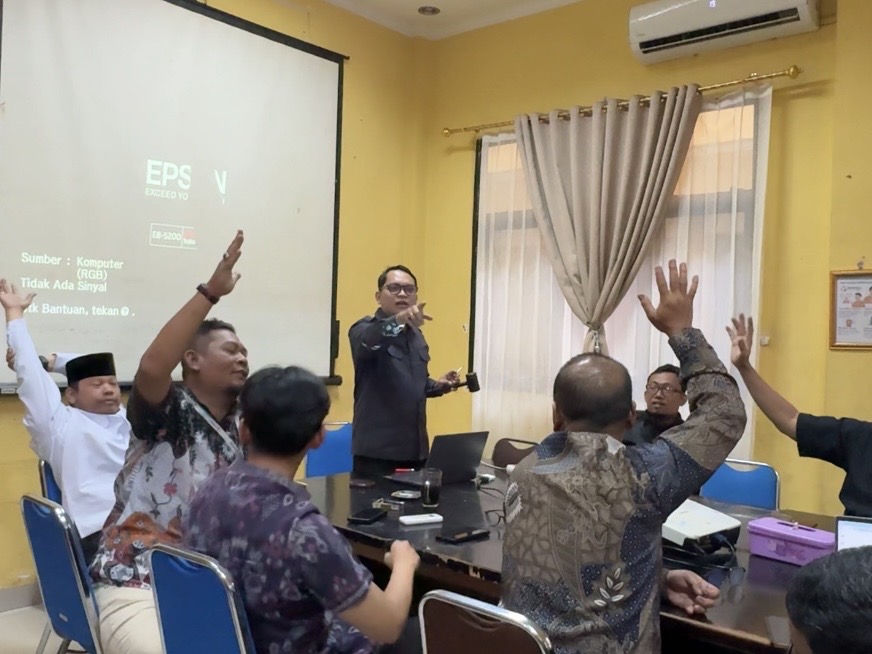 Ketua Bawaslu Kota Palembang Khairil Anwar Simatupang dan Anggota Bawaslu Kota Palembang Muslim bersama jajaran dalam rapat lanjutan persiapan Bawaslu Membelajarkan Volume 2 Tahun 2026 di Kantor Bawaslu Kota Palembang, Jumat (14/8/2026). Pertemuan melanjutkan proses pendalaman materi pembelajaran mengenai penyelenggaraan Pemilu yang inklusif bagi kelompok rentan. Foto: Humas Bawaslu Kota Palembang.