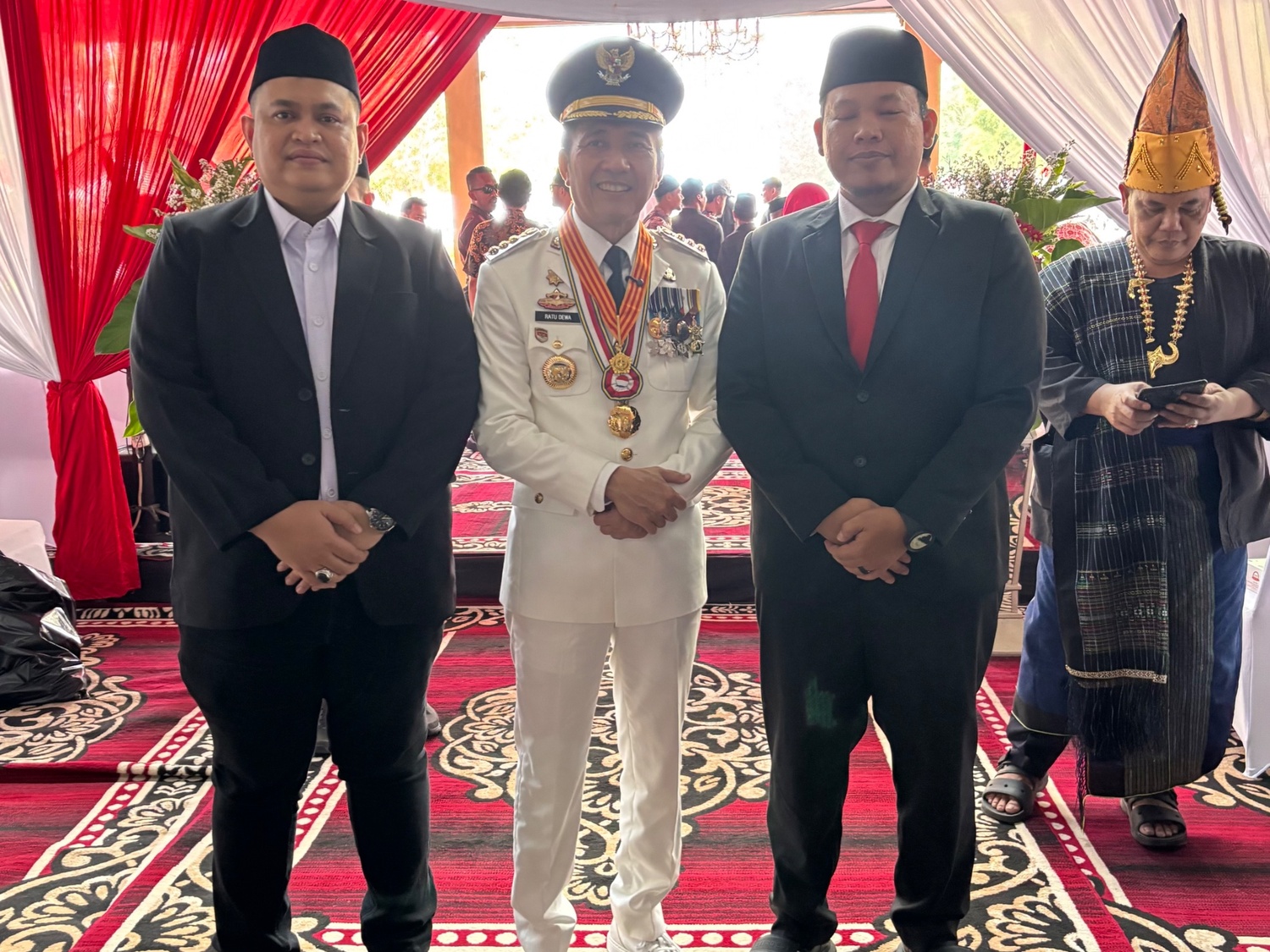 Ketua Bawaslu Kota Palembang Khairil Anwar Simatupang berfoto bersama Wali Kota Palembang Ratu Dewa usai mengikuti Upacara Pengibaran Bendera Merah Putih dalam rangka HUT ke-81 Kemerdekaan Republik Indonesia di Jakabaring Sport City, Senin (17/8/2026). Foto: Humas Bawaslu Kota Palembang.