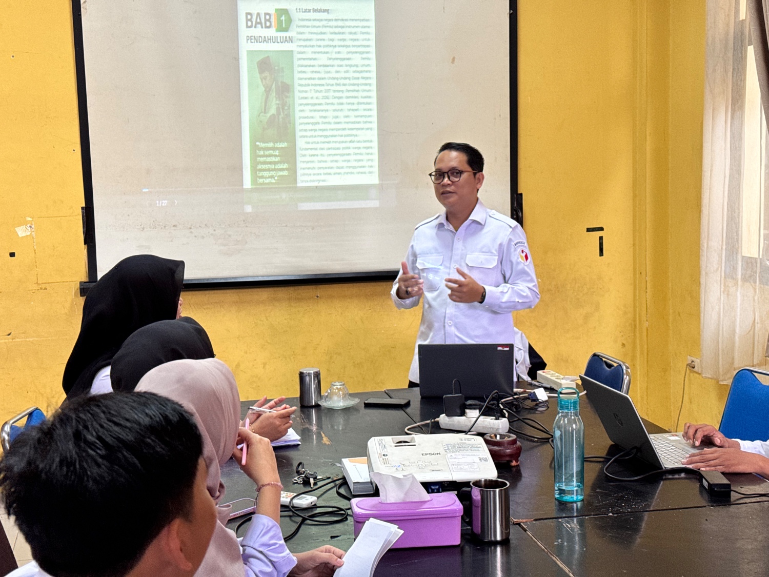 Anggota Bawaslu Kota Palembang Koordinator Divisi Pencegahan, Partisipasi Masyarakat dan Humas (P2H), Muslim, menyampaikan penguatan mengenai hak politik perempuan dan partisipasi masyarakat kepada jajaran Sekretariat dalam diskusi rutin di Ruang Rapat Utama Kantor Bawaslu Kota Palembang, Kamis (27/8/2026). Foto: Humas Bawaslu Kota Palembang.