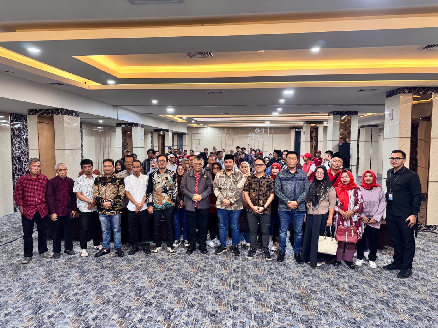 Ketua Bawaslu Kota Palembang Khairil Anwar Simatupang, Anggota Bawaslu Provinsi Sumatera Selatan Nana Priana, dan Anggota Komisi II DPR RI M. Giri Ramanda N. Kiemas berfoto bersama para peserta usai kegiatan Sosialisasi dan Penguatan Pengawasan Partisipatif dalam Pengawasan Penyelenggaraan Pemilihan Umum yang diselenggarakan Bawaslu RI bersama DPR RI di Hotel Salatin, Palembang, Sabtu (19/9/2026). (Foto: Humas Bawaslu Kota Palembang)