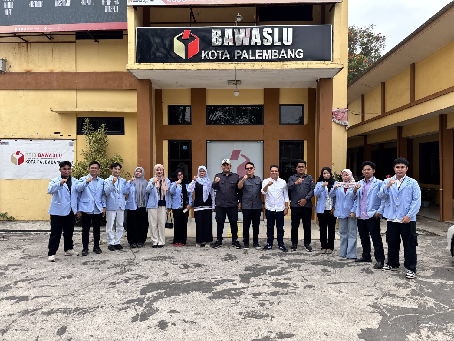Ketua Bawaslu Kota Palembang Khairil Anwar Simatupang bersama Anggota Bawaslu Kota Palembang Muslim dan Yusnar serta Koordinator Sekretariat M. Fajar menerima mahasiswa Program Studi Jurnalistik Fakultas Dakwah dan Komunikasi UIN Raden Fatah Palembang dalam program Praktik Kerja (Magang) MBKM di Bawaslu Kota Palembang, Senin (21/9/2026). (Foto: Humas Bawaslu Kota Palembang)