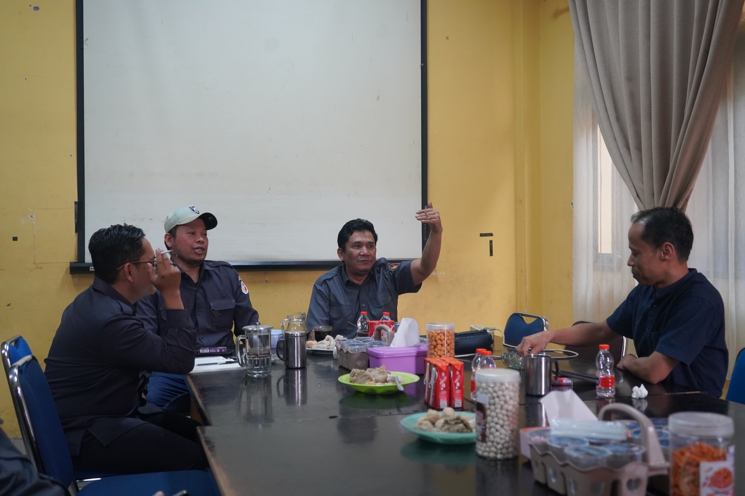 Kepala Bagian Pengawasan Bawaslu Provinsi Sumatera Selatan Hendri Almawijaya memberikan arahan pembentukan Komunitas Pengawasan Partisipatif kepada jajaran Bawaslu Kota Palembang di Sekretariat Bawaslu Kota Palembang, Senin (28/9/2026). (Foto: Humas Bawaslu Kota Palembang)