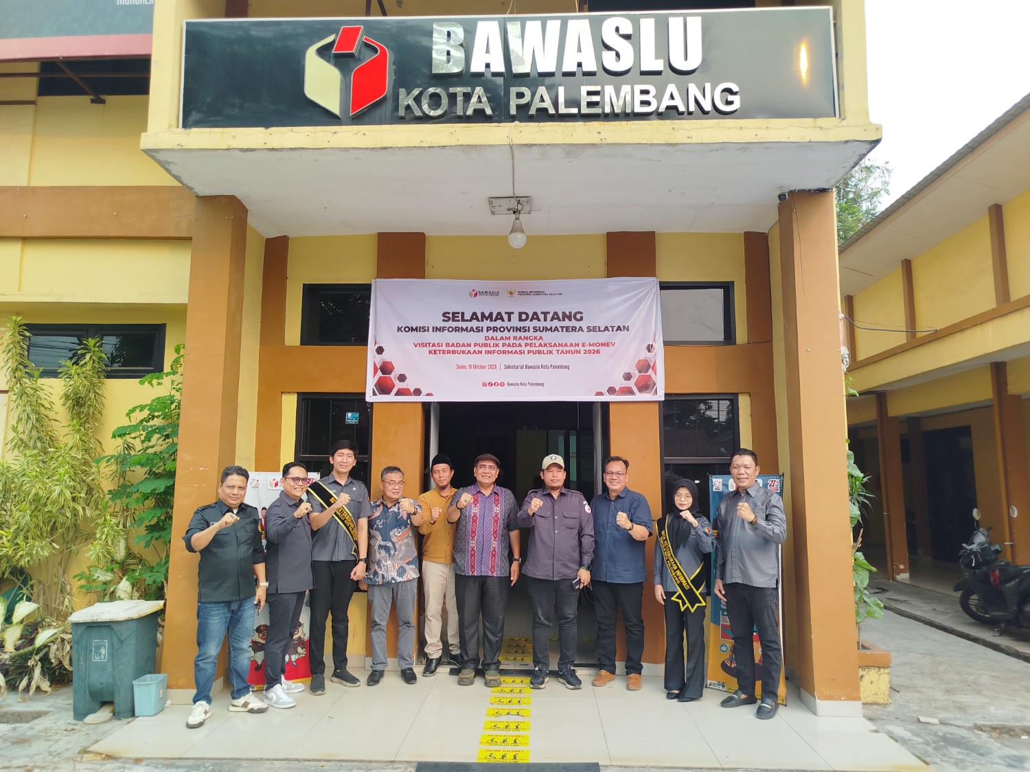 Pimpinan Bawaslu Kota Palembang bersama tim penilai Komisi Informasi Provinsi Sumatera Selatan seusai visitasi E-Monev Keterbukaan Informasi Publik 2026. Visitasi digelar di Sekretariat Bawaslu Kota Palembang, Senin (19/10/2026).