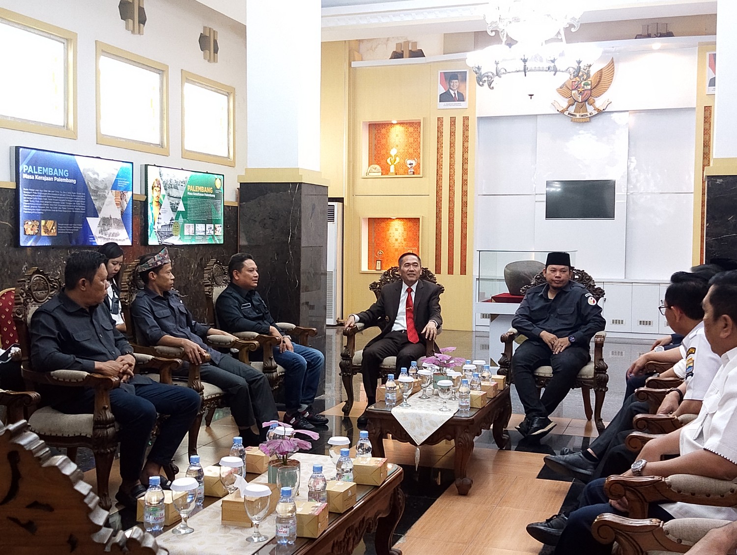 Ketua Bawaslu Kota Palembang Khairil Anwar Simatupang bersama Anggota Bawaslu Kota Palembang Yusnar, Efan Yutawan dan M. Hasbi didampingi jajaran sekretariat melakukan audiensi dengan Wali Kota Palembang Ratu Dewa untuk membahas penguatan kelembagaan Bawaslu dan dukungan terhadap program Pendidikan Pengawas Partisipatif (P2P), Rabu (28/10/2026).