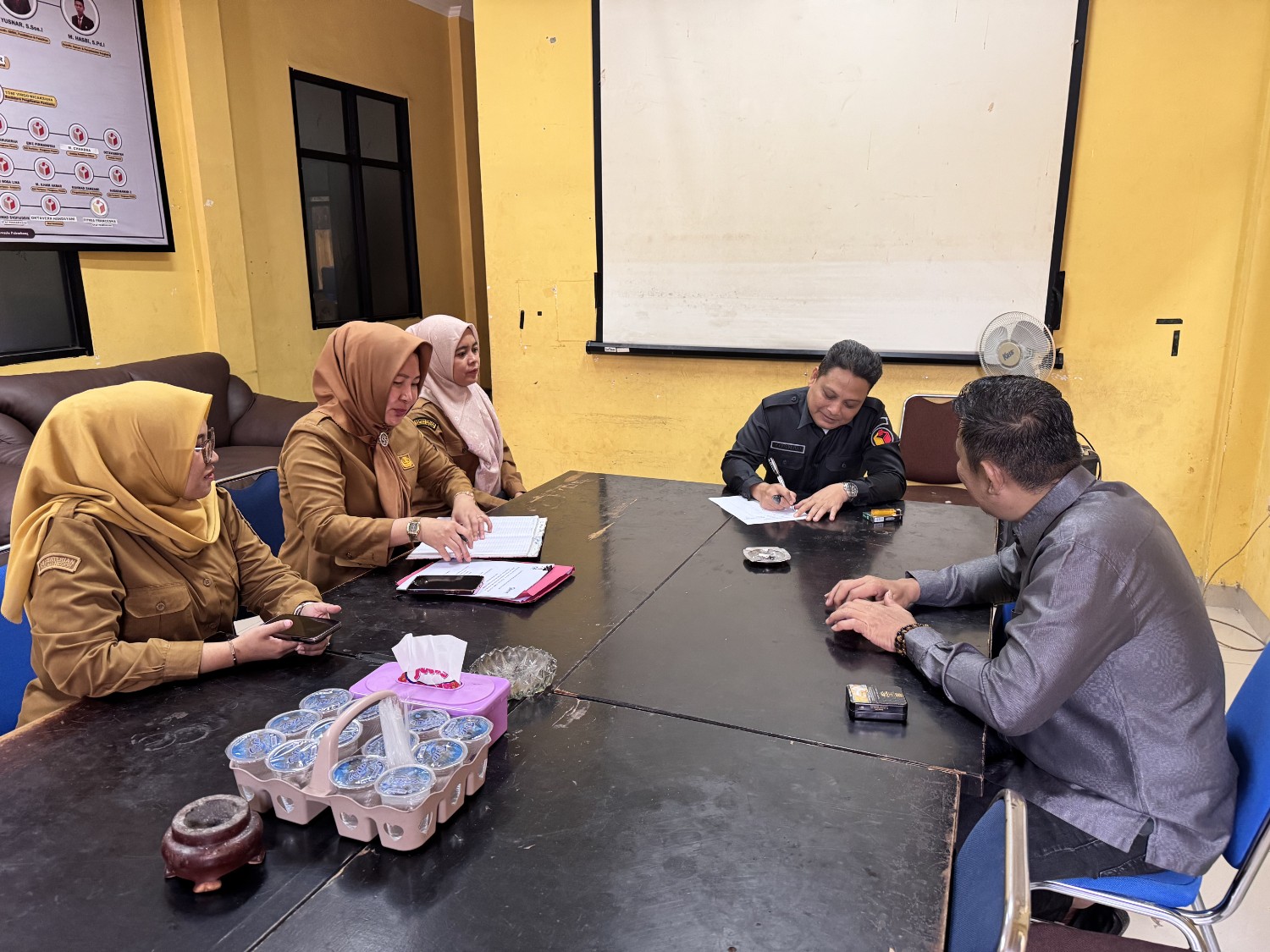 Koordinator Divisi Sumber Daya Manusia, Organisasi dan Diklat (SDMOD) Bawaslu Kota Palembang Yusnar dan Koordinator Divisi Penanganan Pelanggaran, Data dan Informasi (PPDatin) Efan Yutawan menerima tim Badan Kesbangpol Kota Palembang di Kantor Bawaslu Kota Palembang, Senin (19/10/2026). (Foto: Humas Bawaslu Kota Palembang)