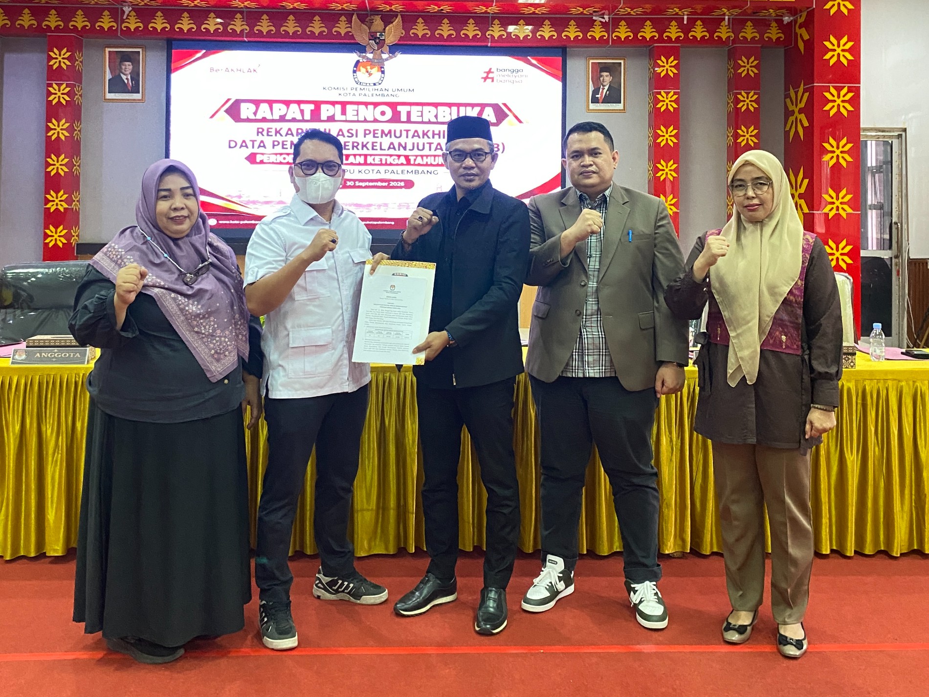Koordinator Divisi Pencegahan, Partisipasi Masyarakat dan Humas (P2H) Bawaslu Kota Palembang Muslim didampingi Jajaran Sekretariat Bawaslu Palembang mengikuti rapat pleno terbuka rekapitulasi Pemutakhiran Data Pemilih Berkelanjutan Triwulan III di Kantor KPU Kota Palembang, Rabu (30/9/2026). (Foto: Humas Bawaslu Kota Palembang)