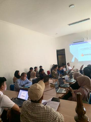 Staff Panwaslu Kecamatan se-Kota Palembang yang membidangi Divisi Hukum, Pencegahan, Partisipasi Masyarakat dan Hubungan Masyarakat (HP2H) mengikuti kegiatan Rapat Koordinasi Pengawasan Coklit pada Tahapan Penyusunan Daftar Pemilih Pilkada Serentak 2024 bertempat di Sekretariat Bawaslu Kota Palembang pada Minggu (07 Juli 2024)