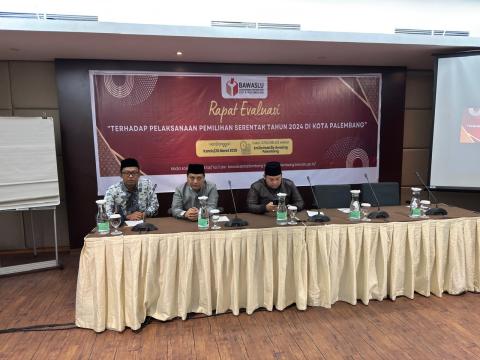 Foto bersama pimpinan dan jajaran Sekretariat Bawaslu Kota Palembang di akhir Rapat Evaluasi terhadap Pelaksanaan Pemilihan Serentak Tahun 2024, yang berlangsung di Emilia Hotel Palembang, Jalan Letkol Iskandar No. 18, Palembang, pada Kamis, 20 Maret 2025.