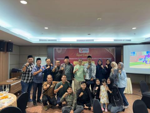 Foto bersama pimpinan dan jajaran Sekretariat Bawaslu Kota Palembang di akhir Rapat Evaluasi terhadap Pelaksanaan Pemilihan Serentak Tahun 2024, yang berlangsung di Emilia Hotel Palembang, Jalan Letkol Iskandar No. 18, Palembang, pada Kamis, 20 Maret 2025.